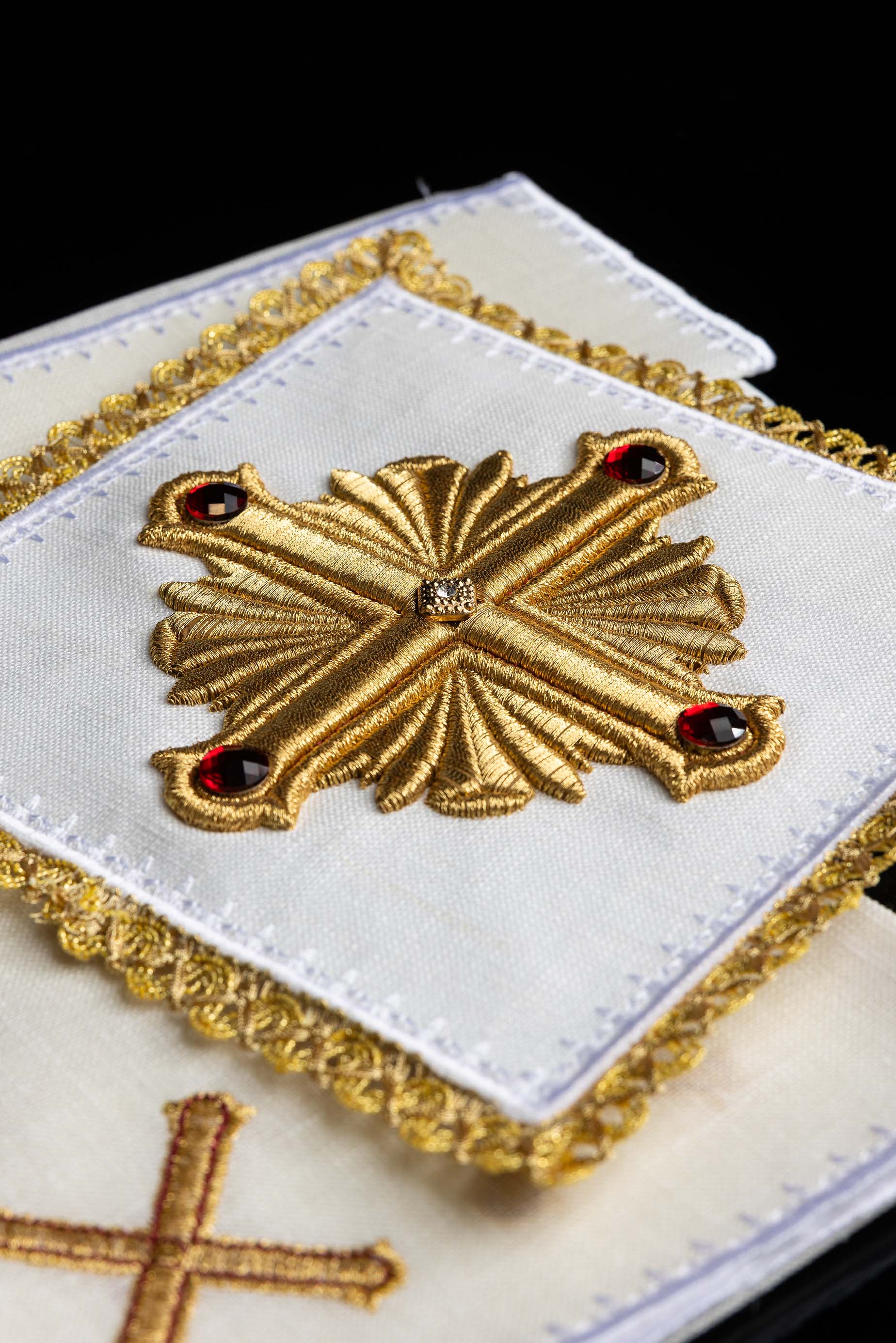 Servicio de altar lino ricamente bordado con Cruz y piedras