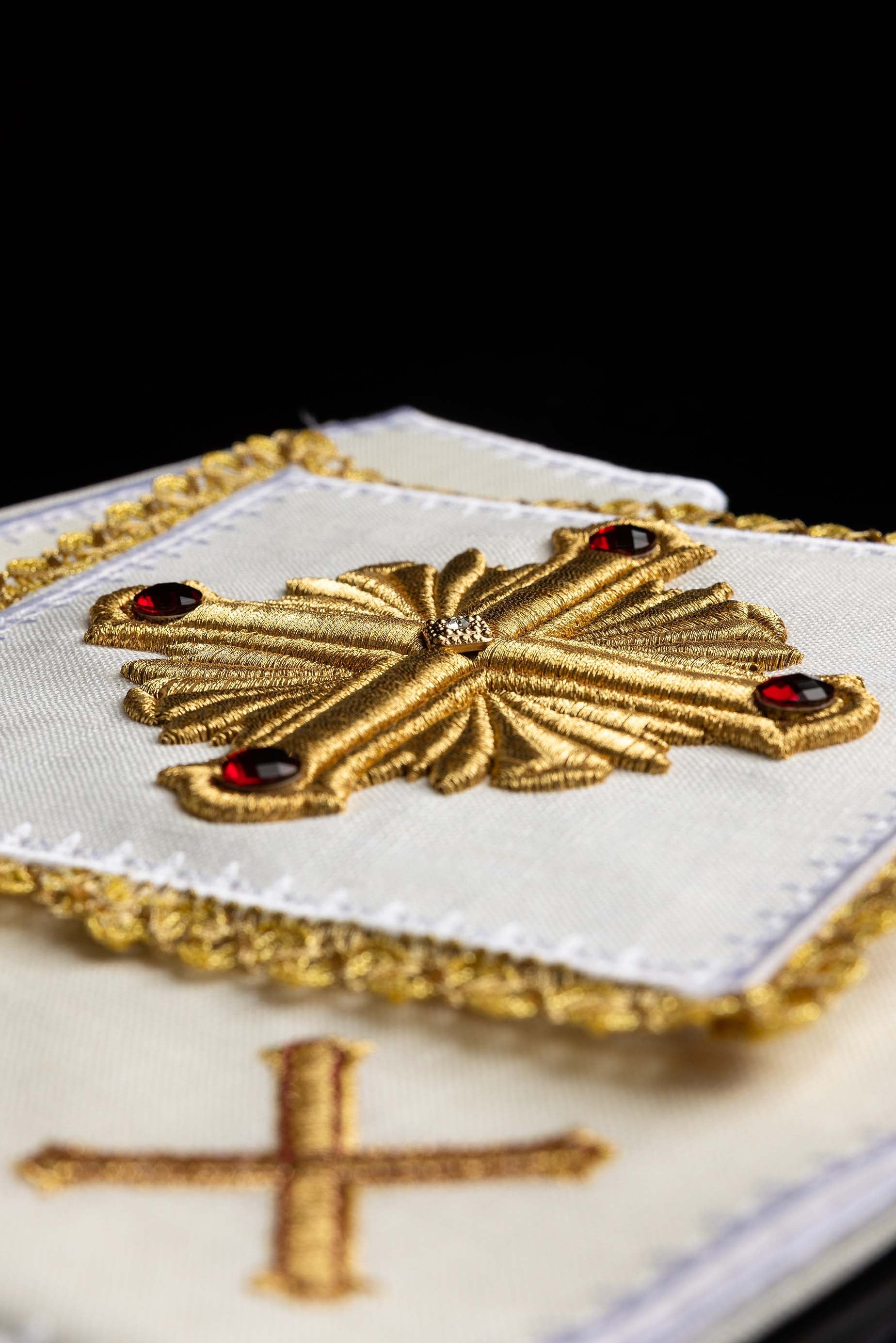 Servicio de altar lino ricamente bordado con Cruz y piedras