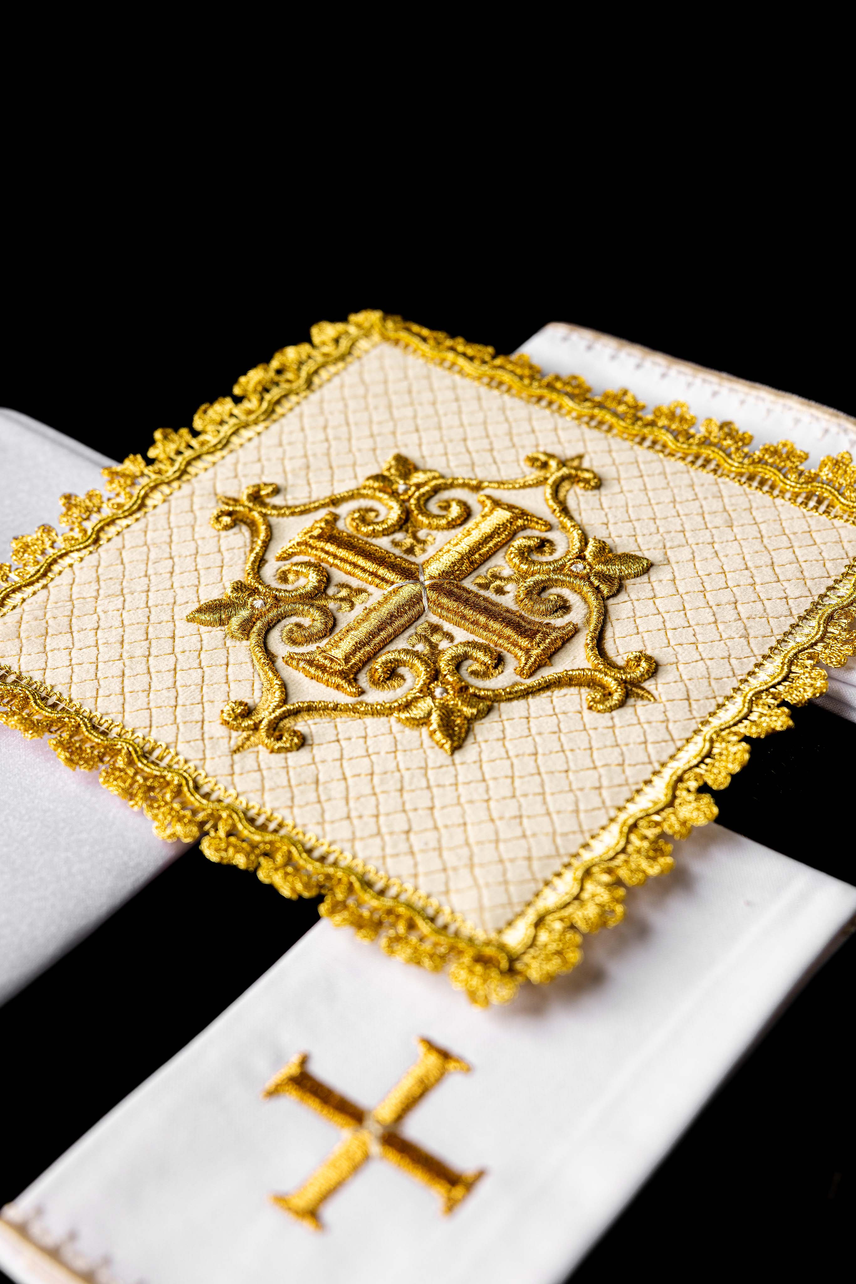 Servicio de altar terciopelo cruz bordada crudo