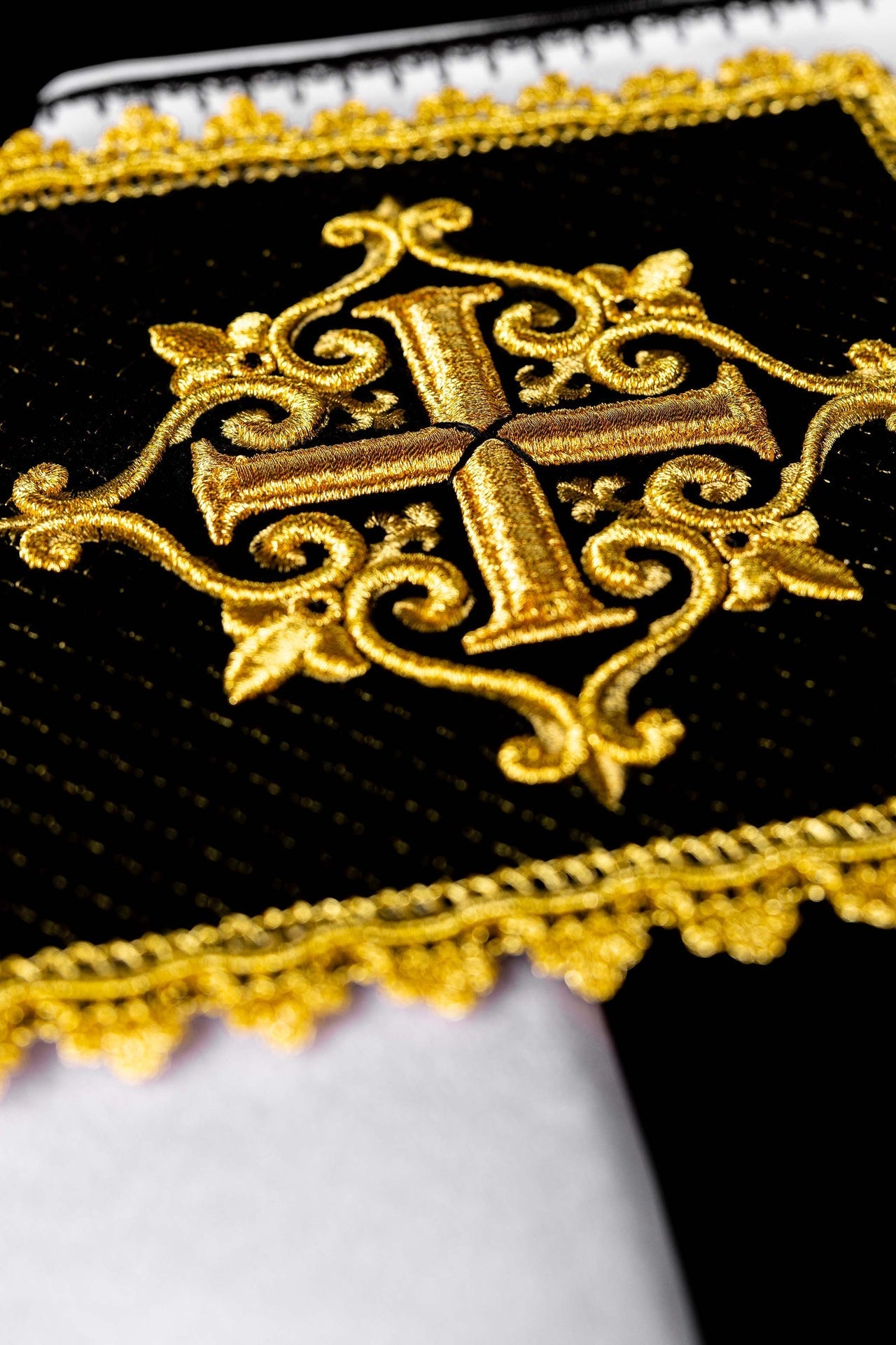 Servicio de altar con cruz bordada terciopelo negro