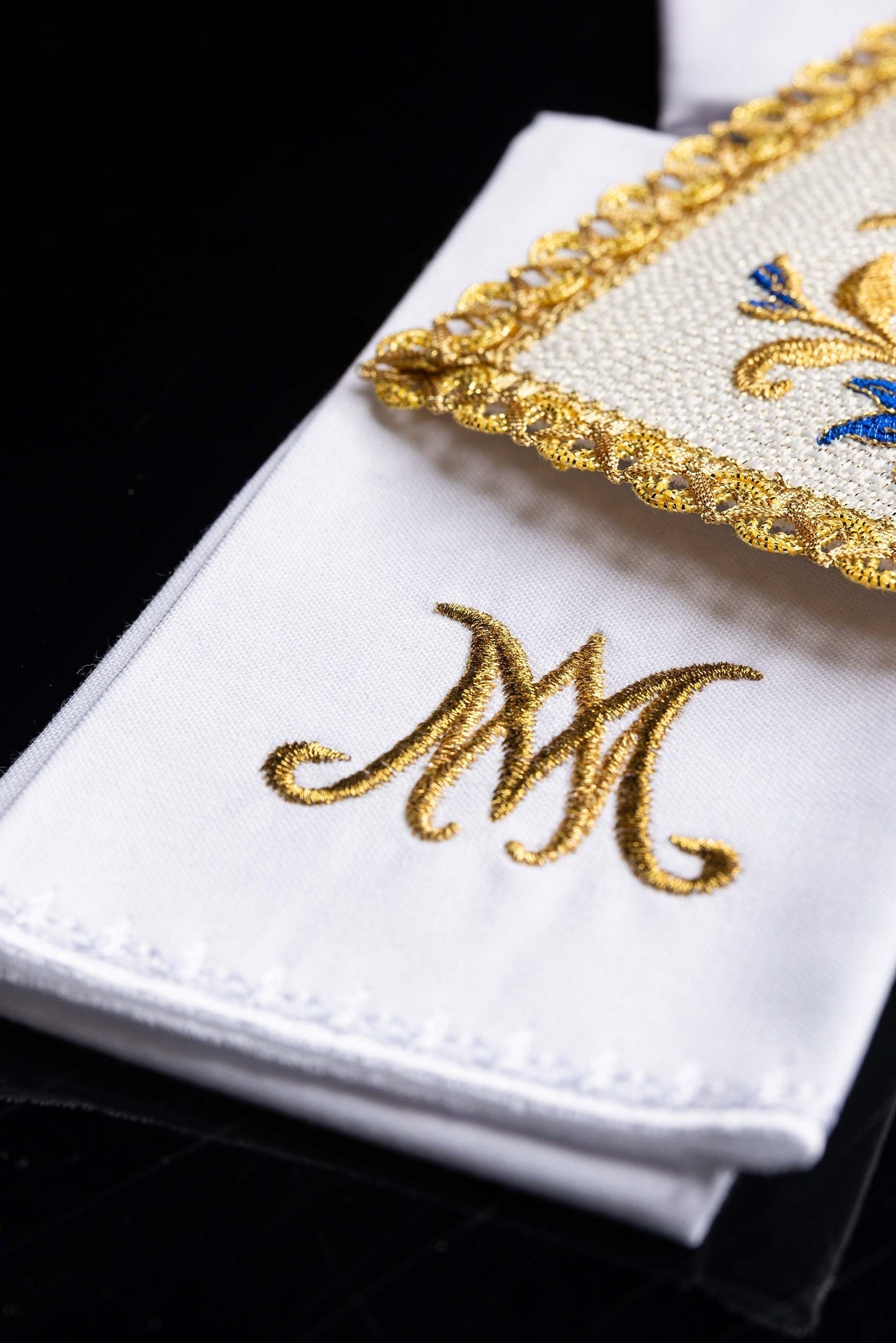 Servicio de altar bordado con símbolo mariano