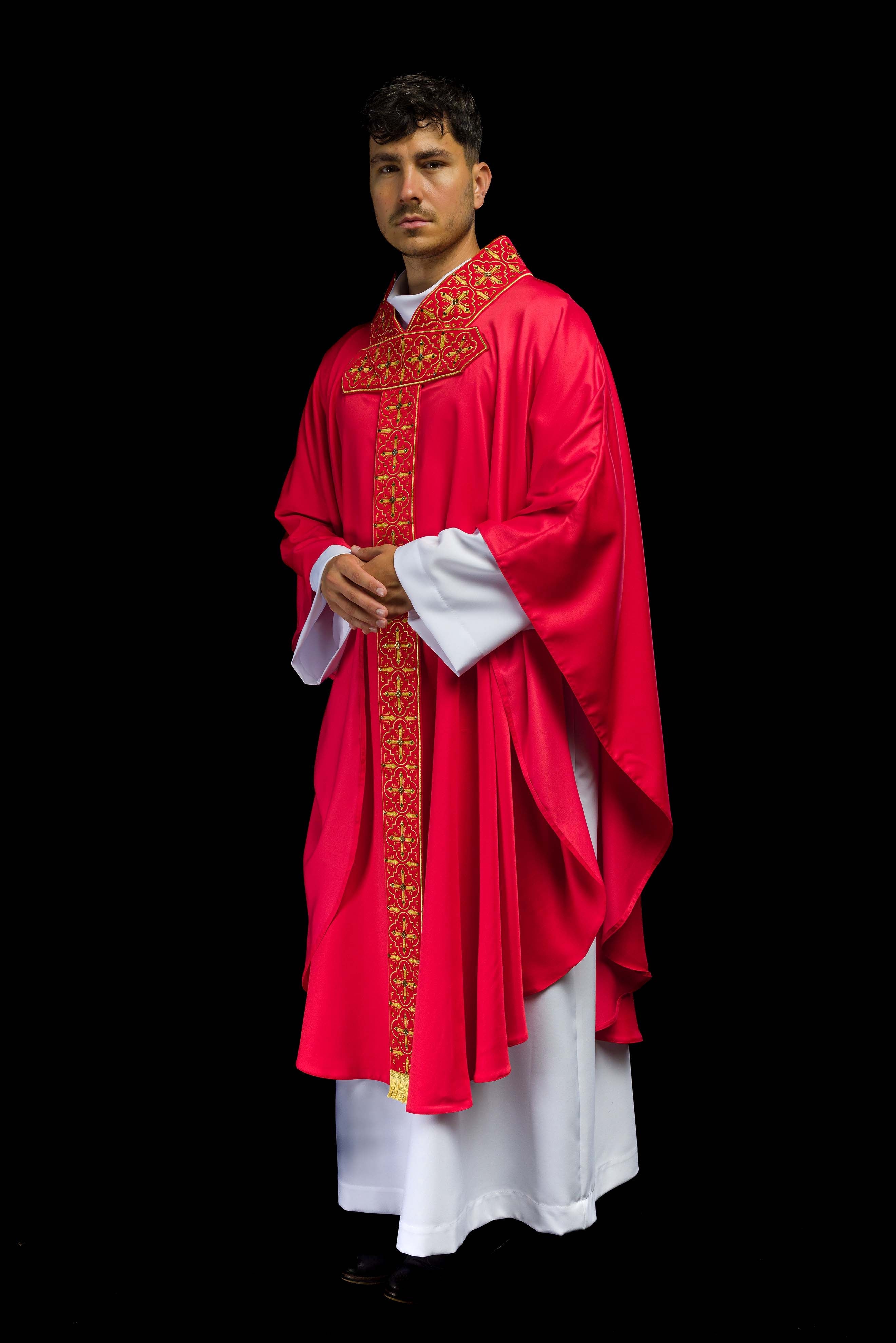 Casulla roja con galón ricamente bordado y decorado con 500 piedras