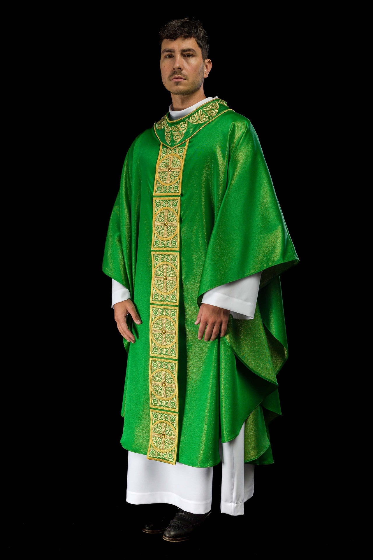 Casulla verde ricamente bordada y decorada con piedras