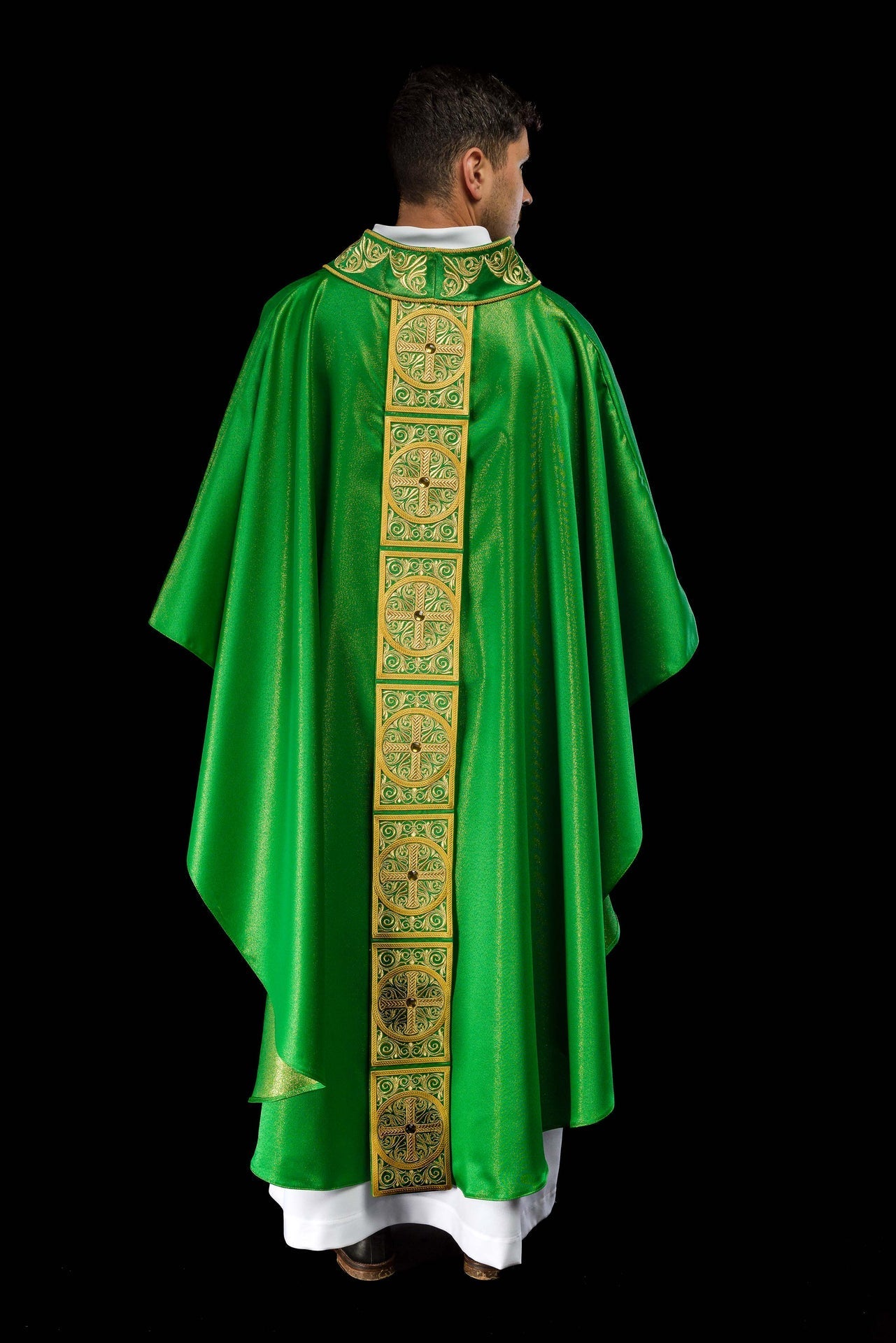Casulla verde ricamente bordada y decorada con piedras