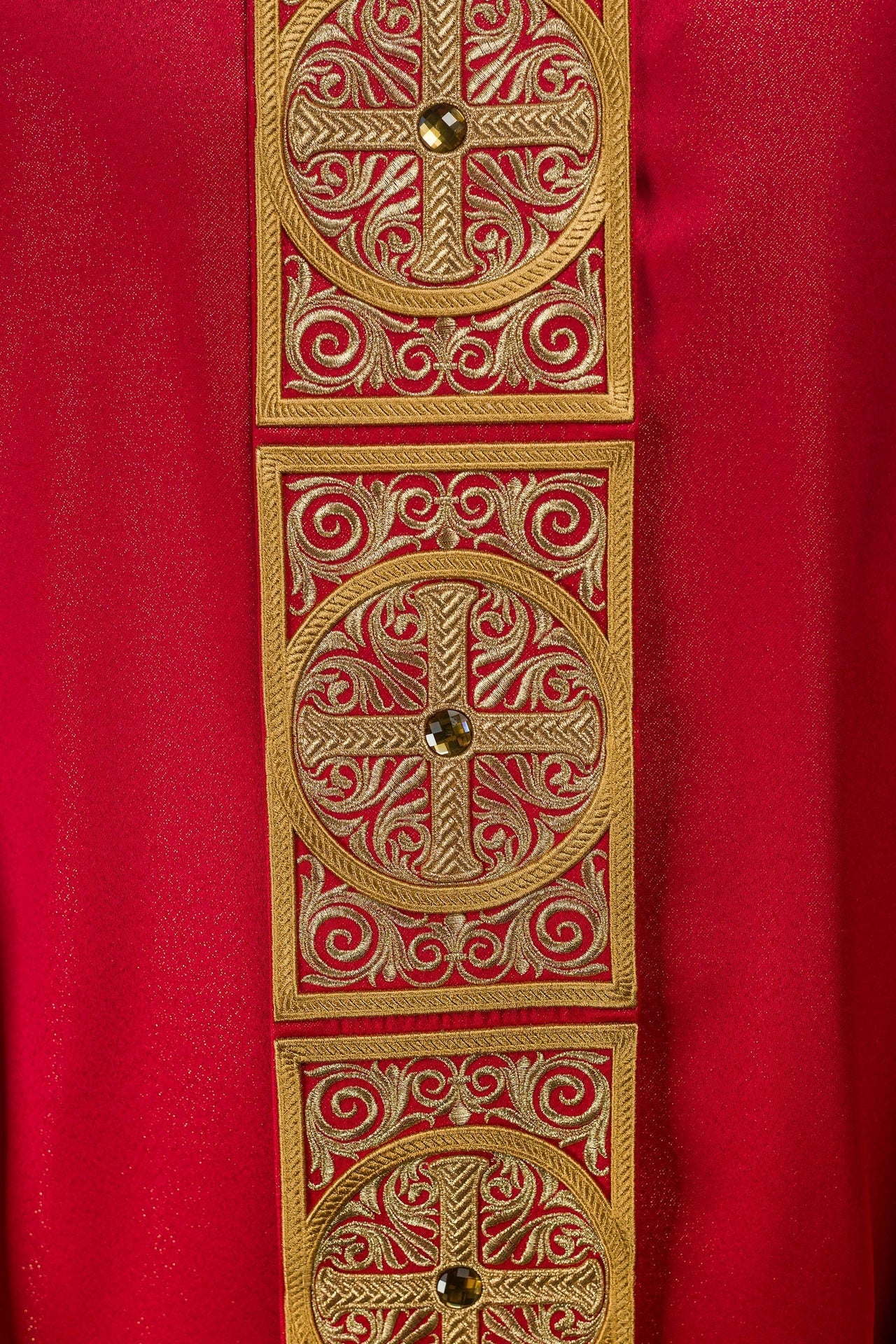 Casulla roja ricamente bordada y decorada con piedras