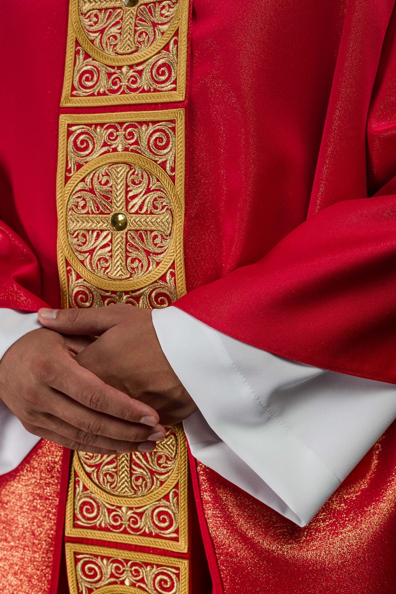 Casulla roja ricamente bordada y decorada con piedras