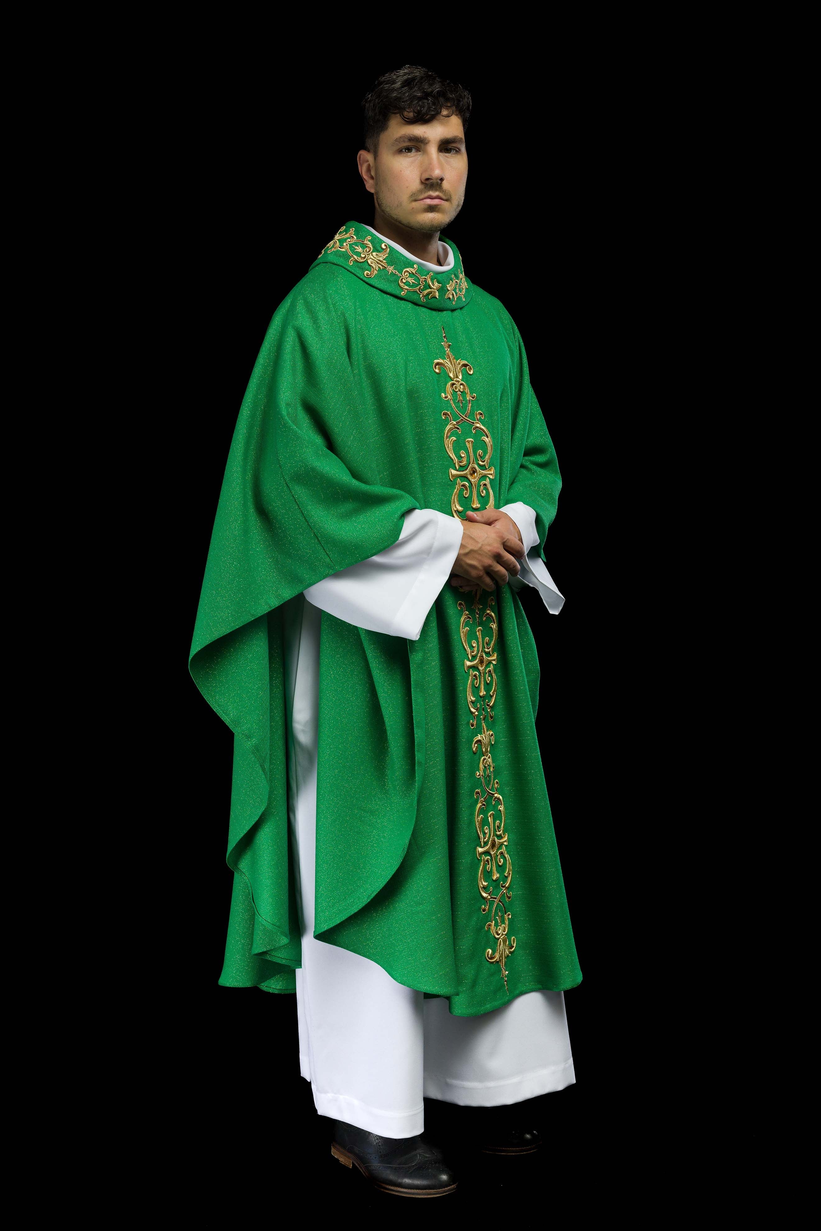 Casulla verde ricamente bordada y decorada con piedras