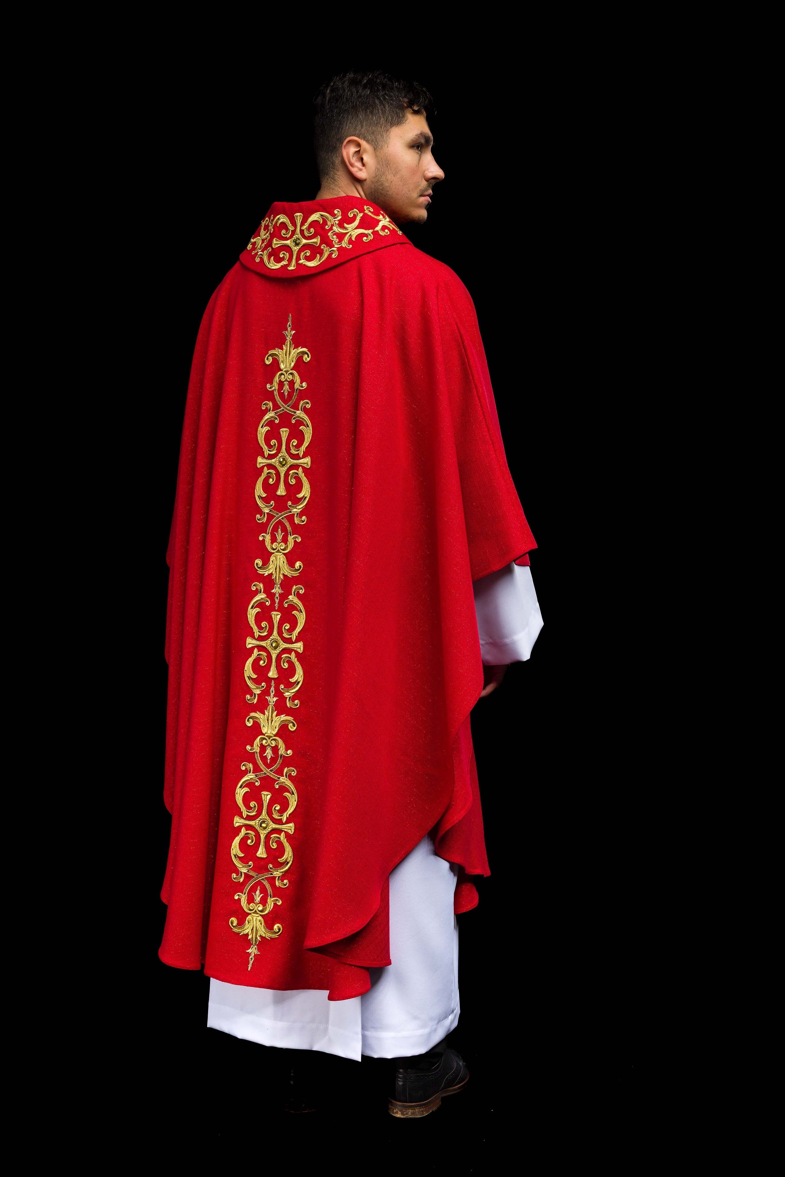 Casulla roja ricamente bordada y decorada con piedras
