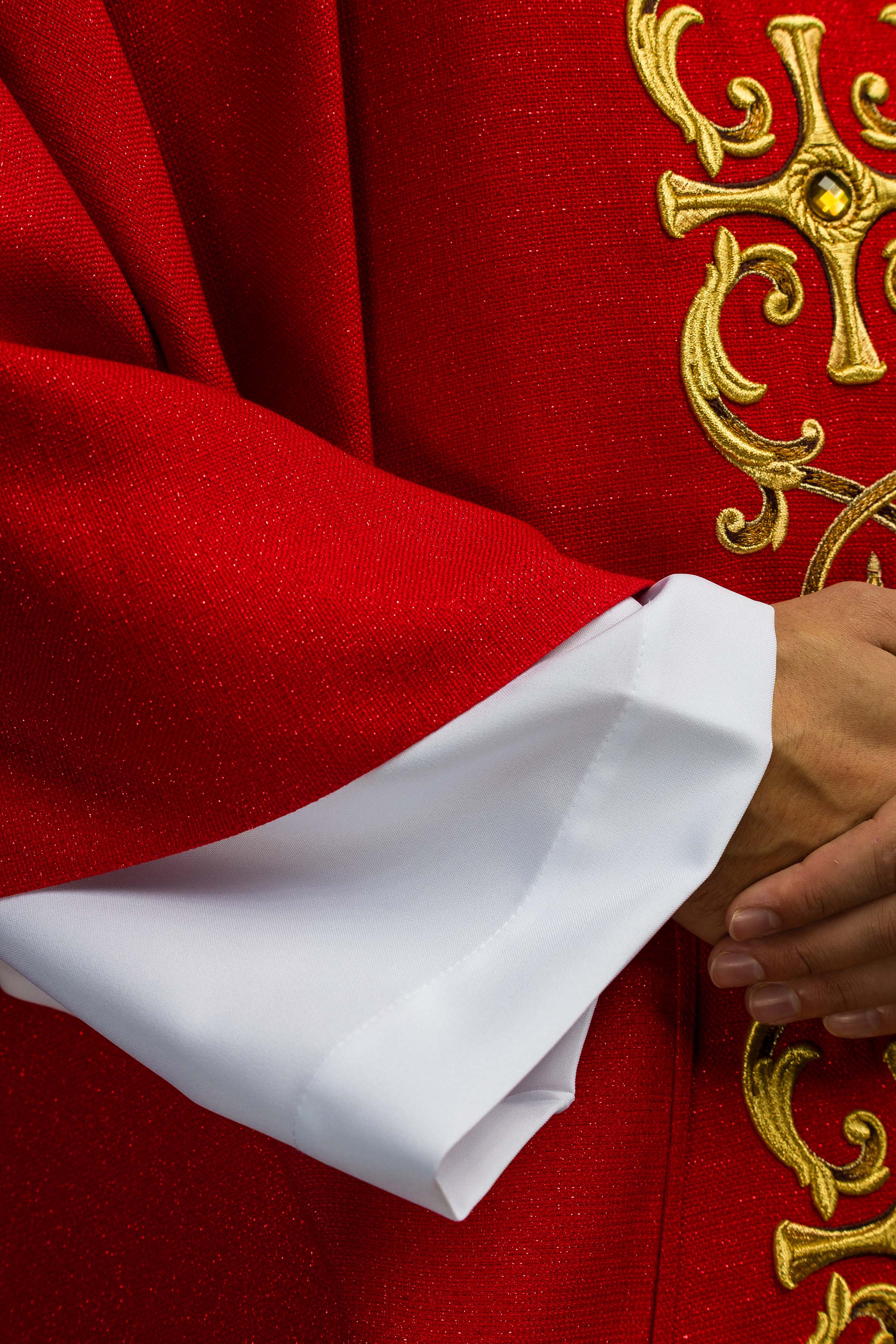 Casulla roja ricamente bordada y decorada con piedras