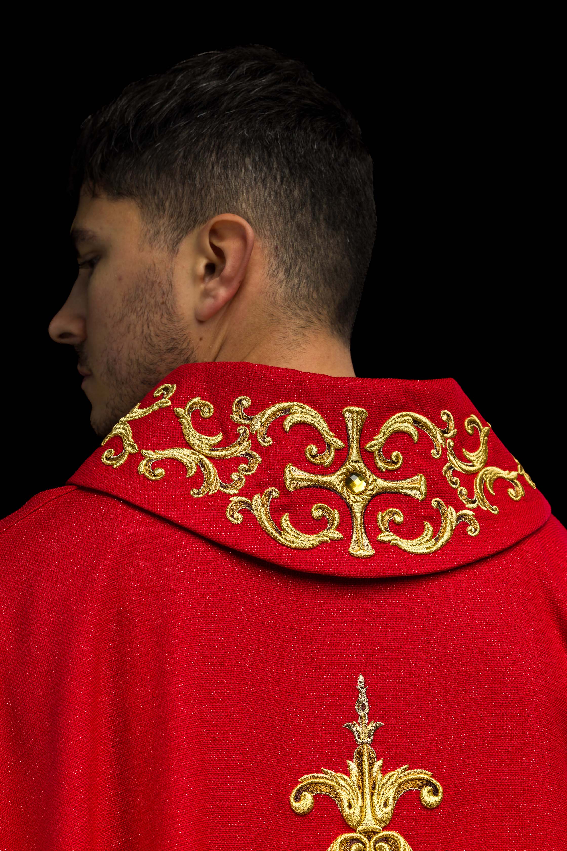 Casulla roja ricamente bordada y decorada con piedras