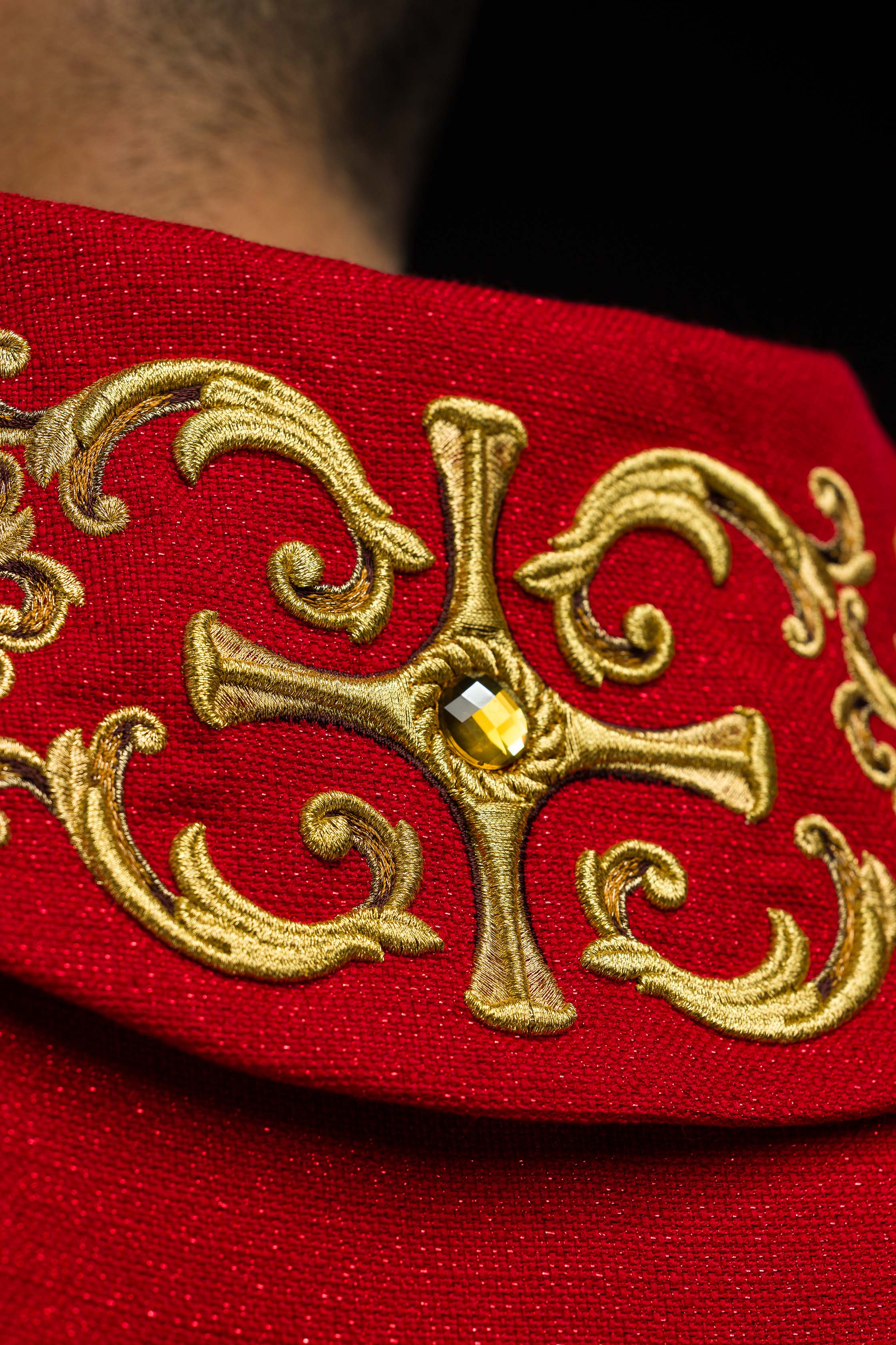Casulla roja ricamente bordada y decorada con piedras