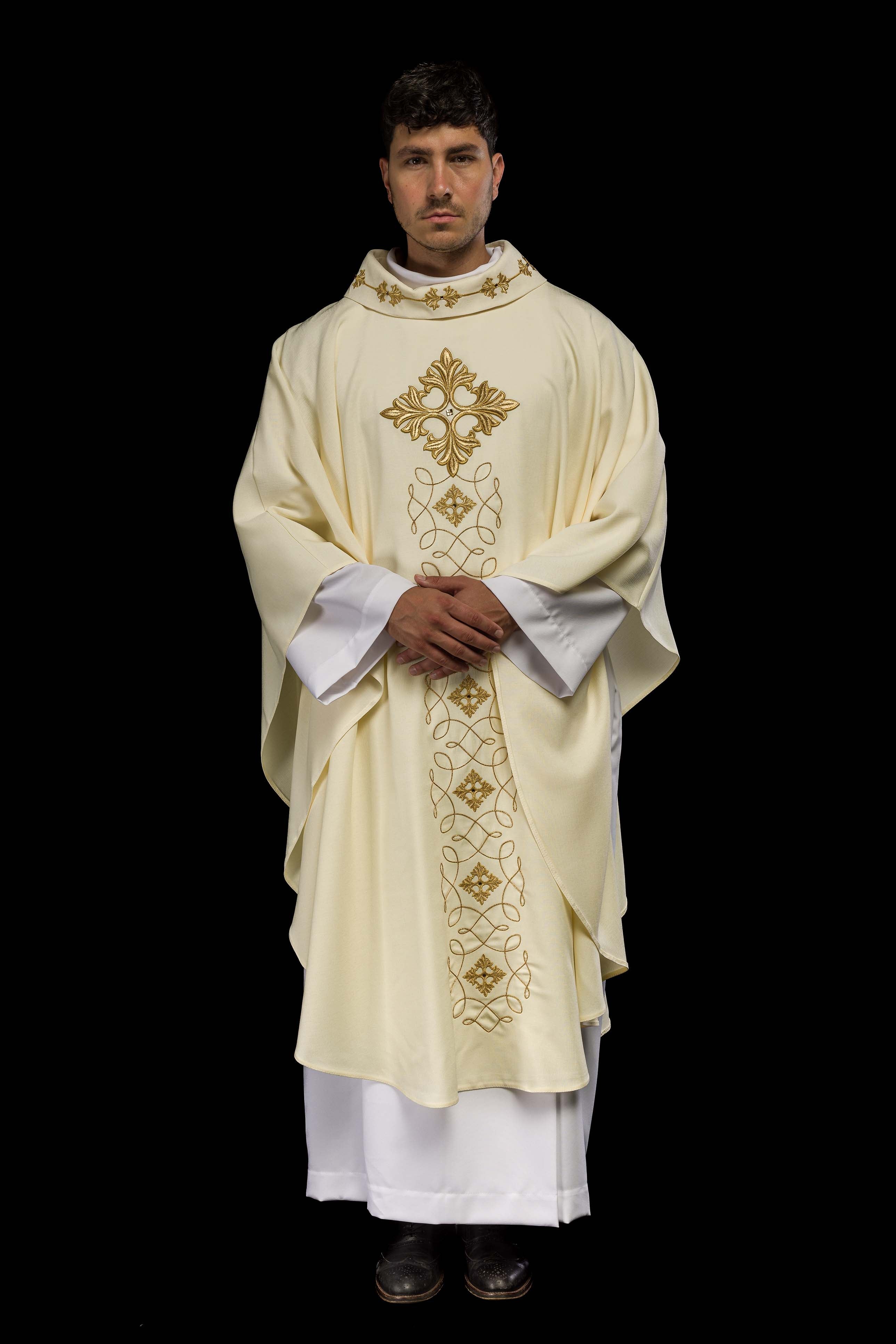 Casulla marfil ricamente bordada y decorada con piedras