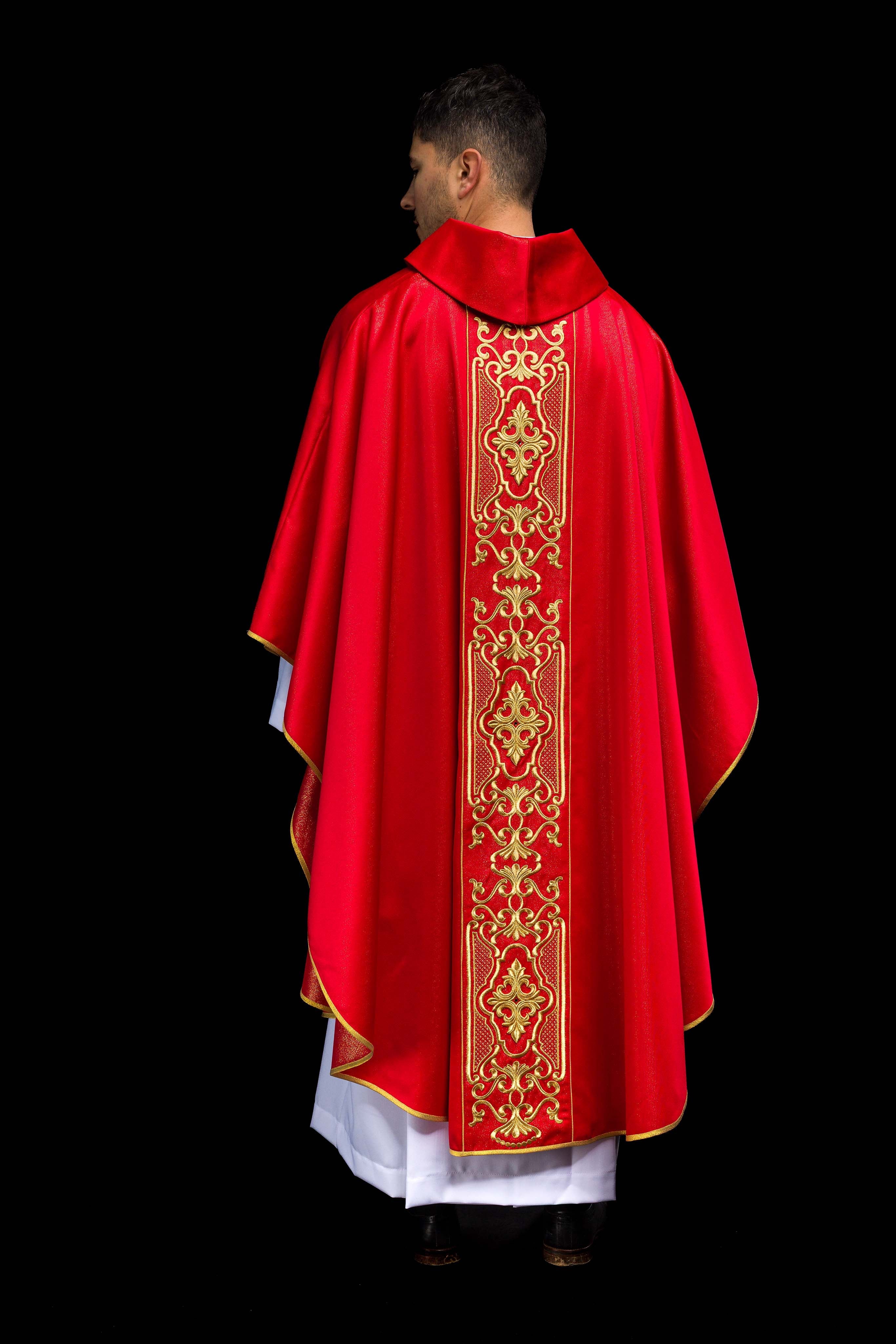 Casulla roja ricamente bordada y brillante