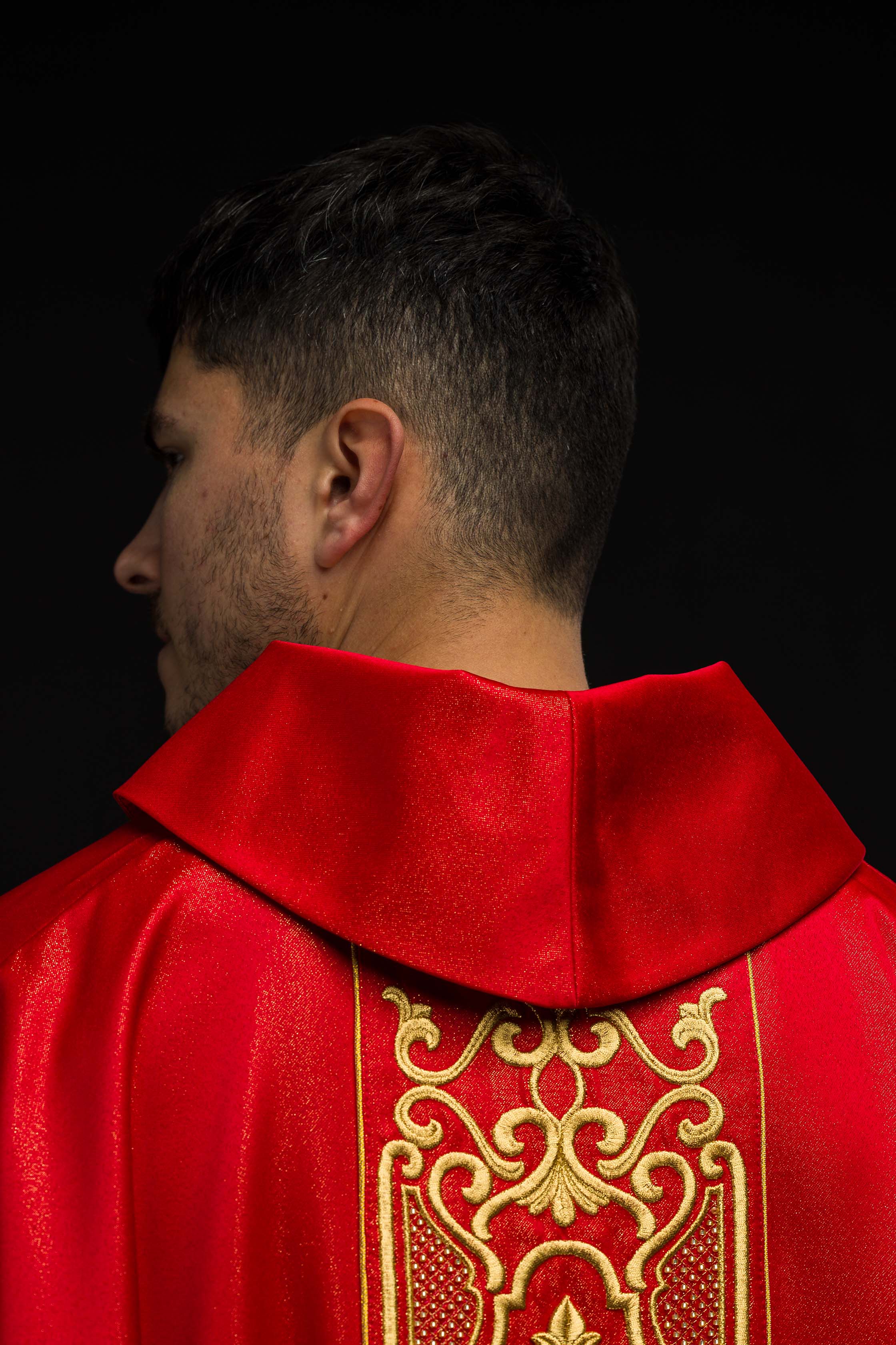 Casulla roja ricamente bordada y brillante