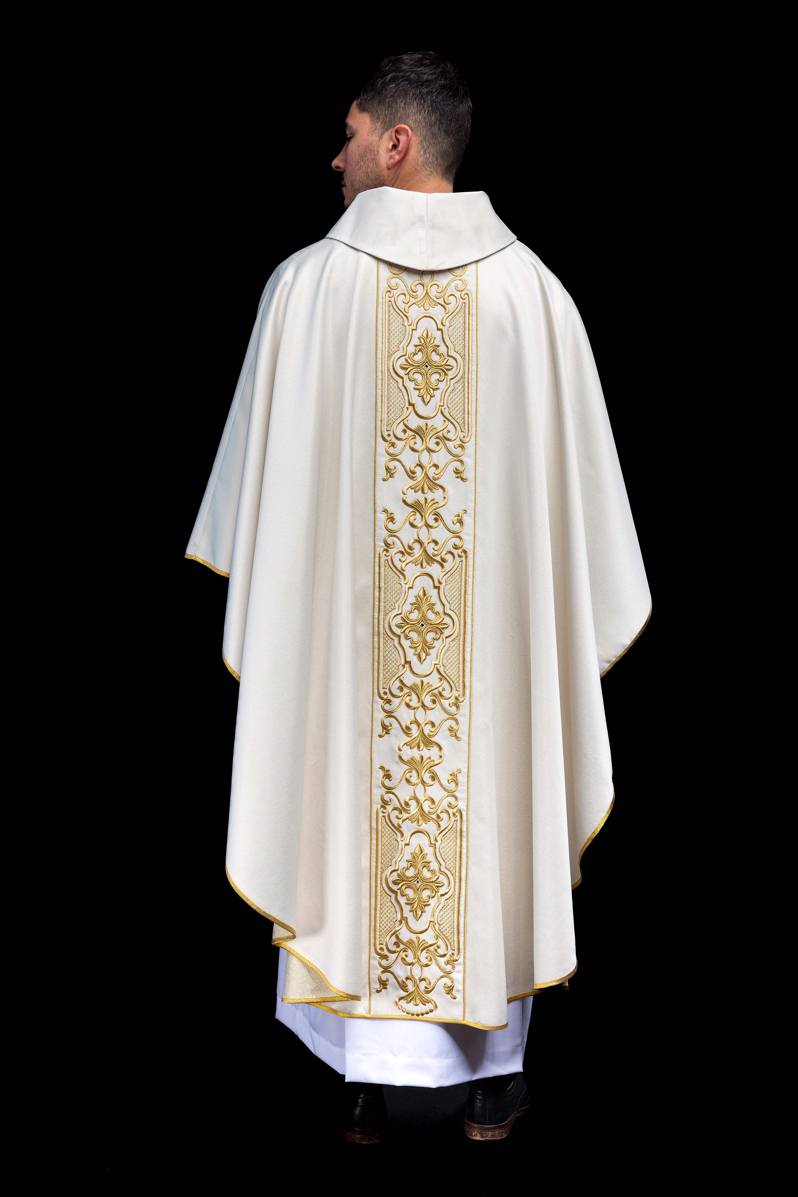 Casulla marfil ricamente bordada; tela brillante