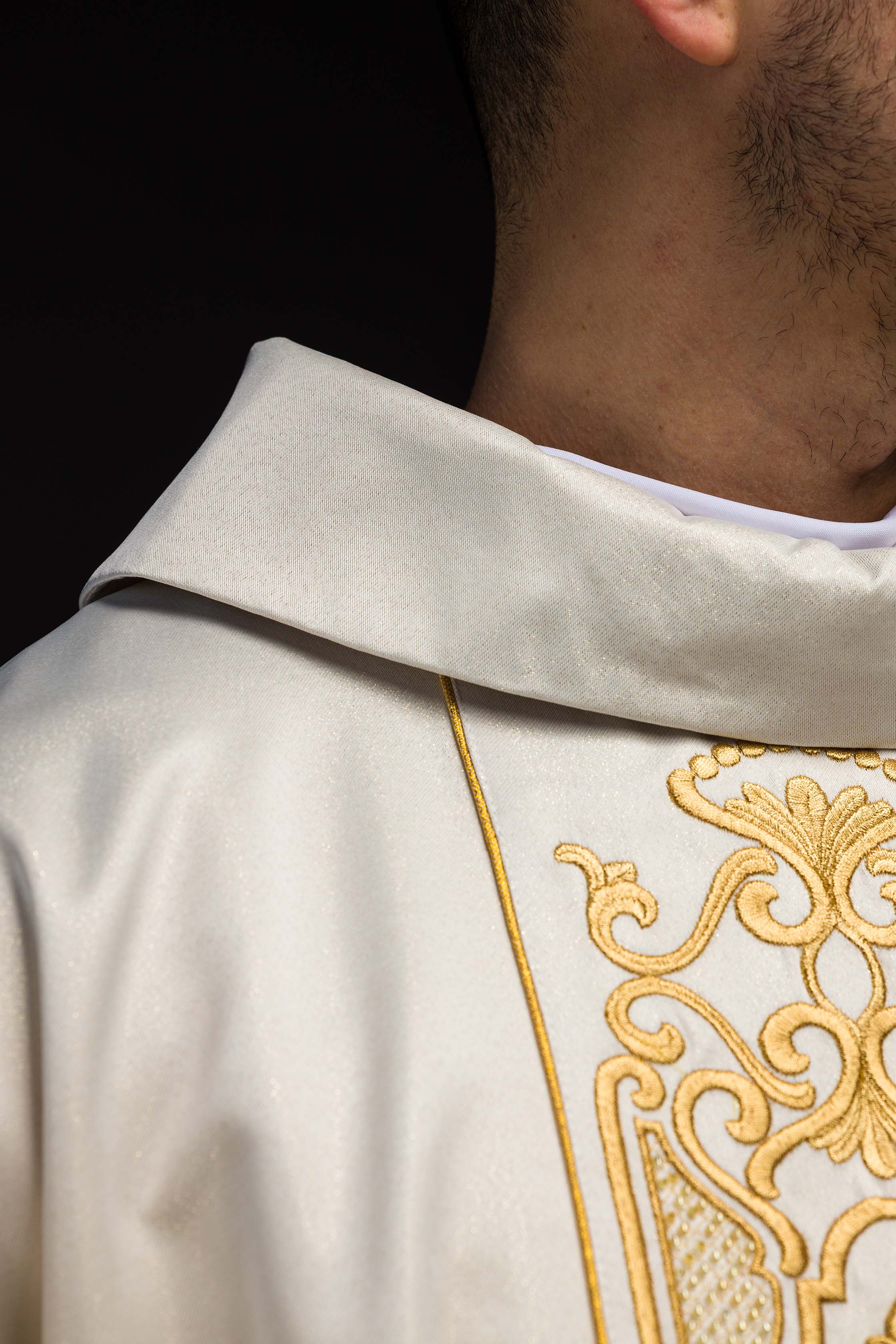 Casulla marfil ricamente bordada; tela brillante