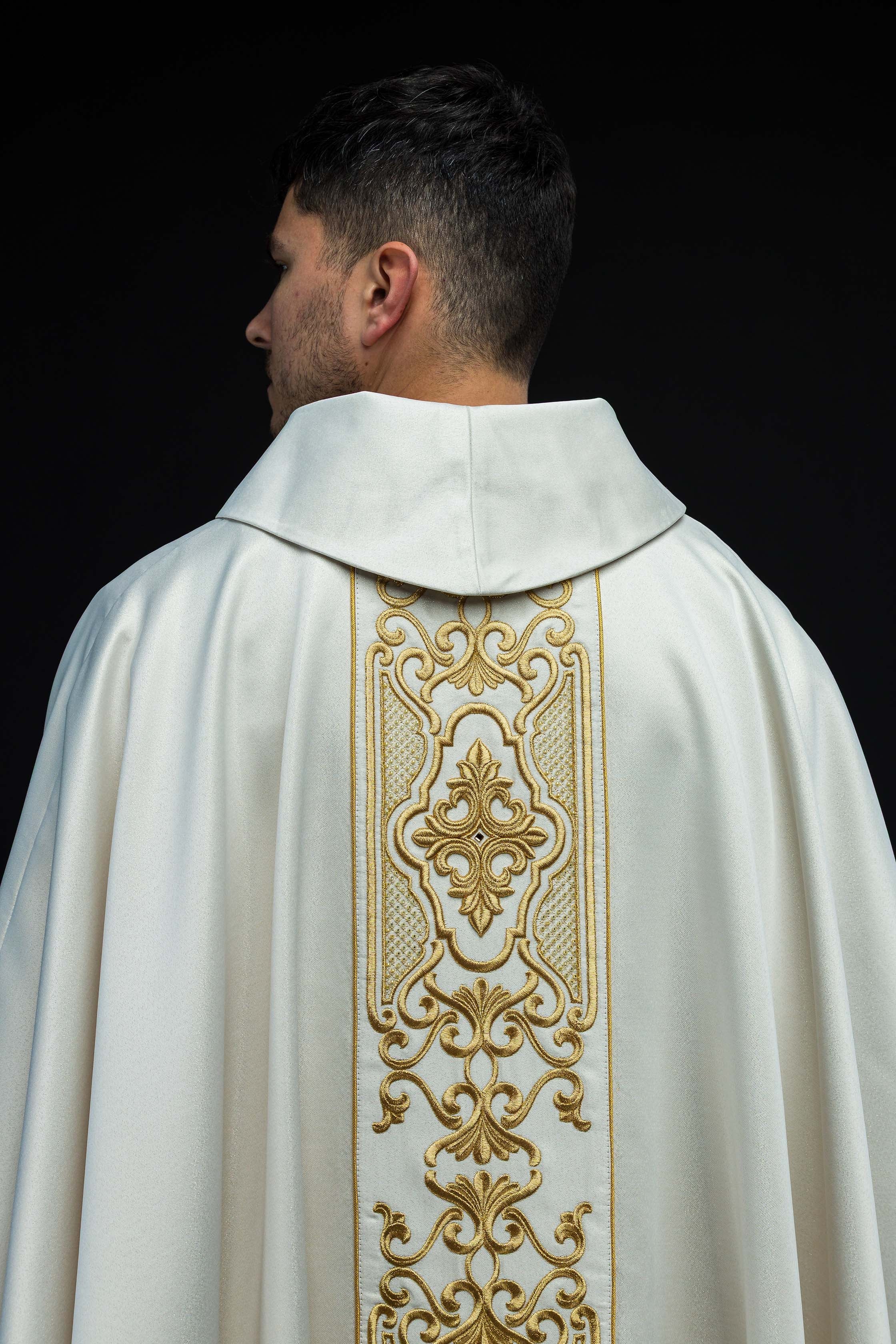 Casulla marfil ricamente bordada; tela brillante