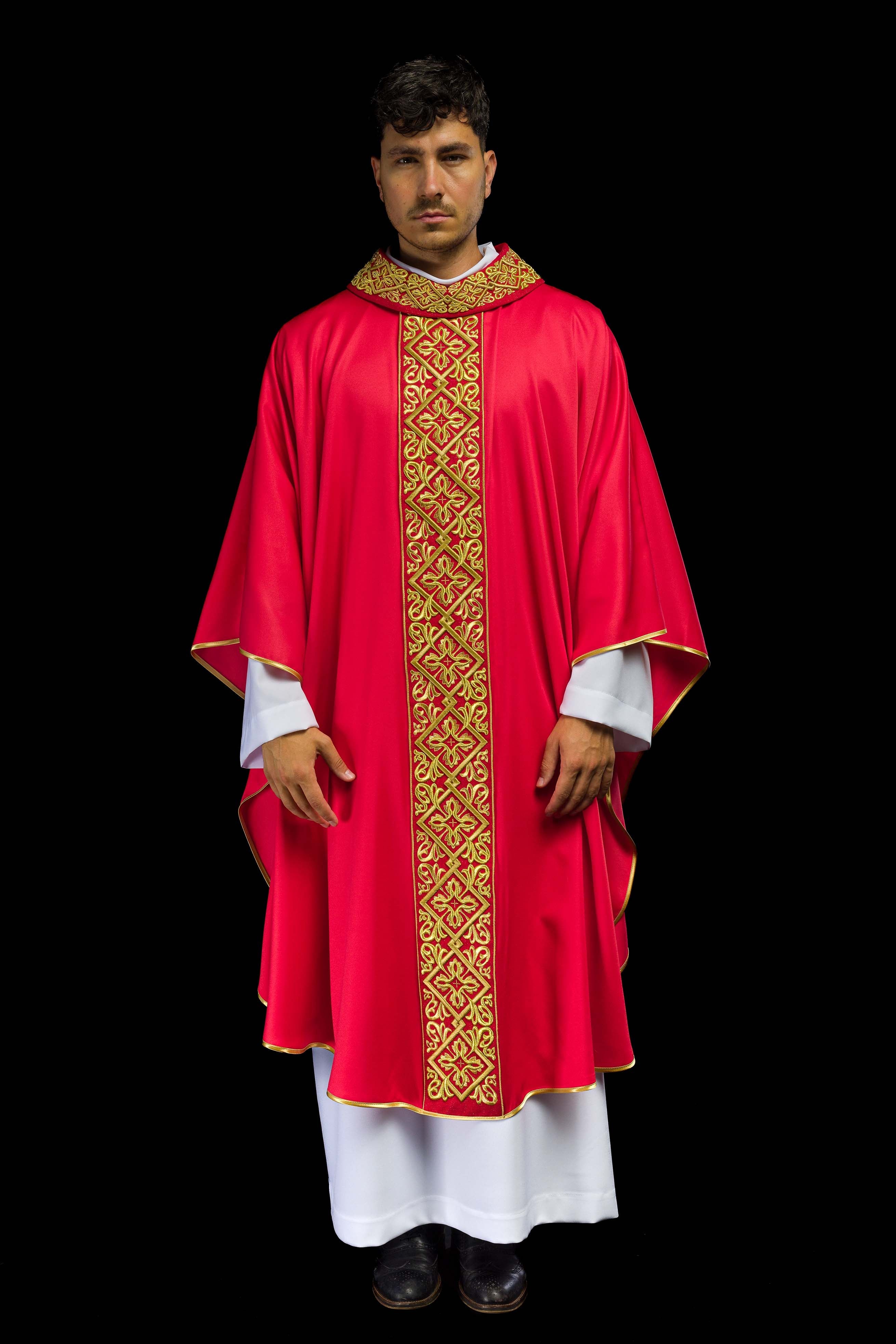 Casulla roja ricamente bordada con motivo floral y cruces