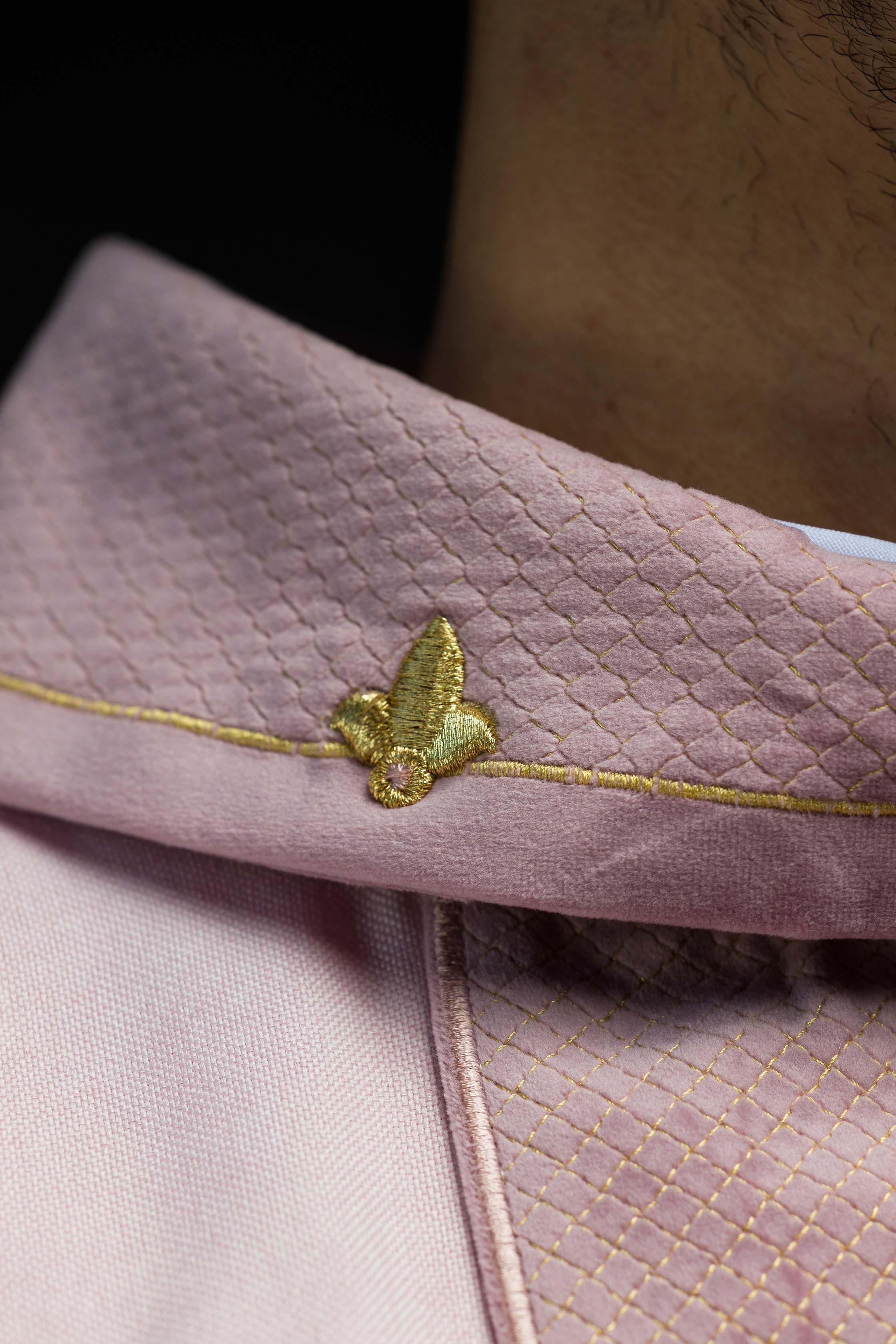Casulla rosa con galón terciopelo ricamente bordado Cruz