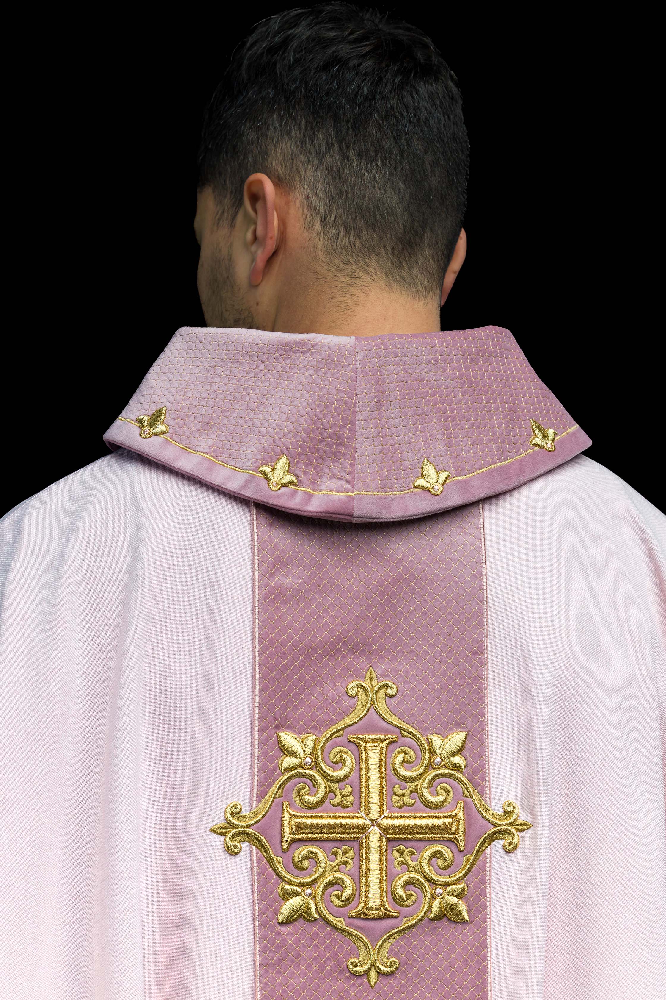 Casulla rosa con galón terciopelo ricamente bordado Cruz
