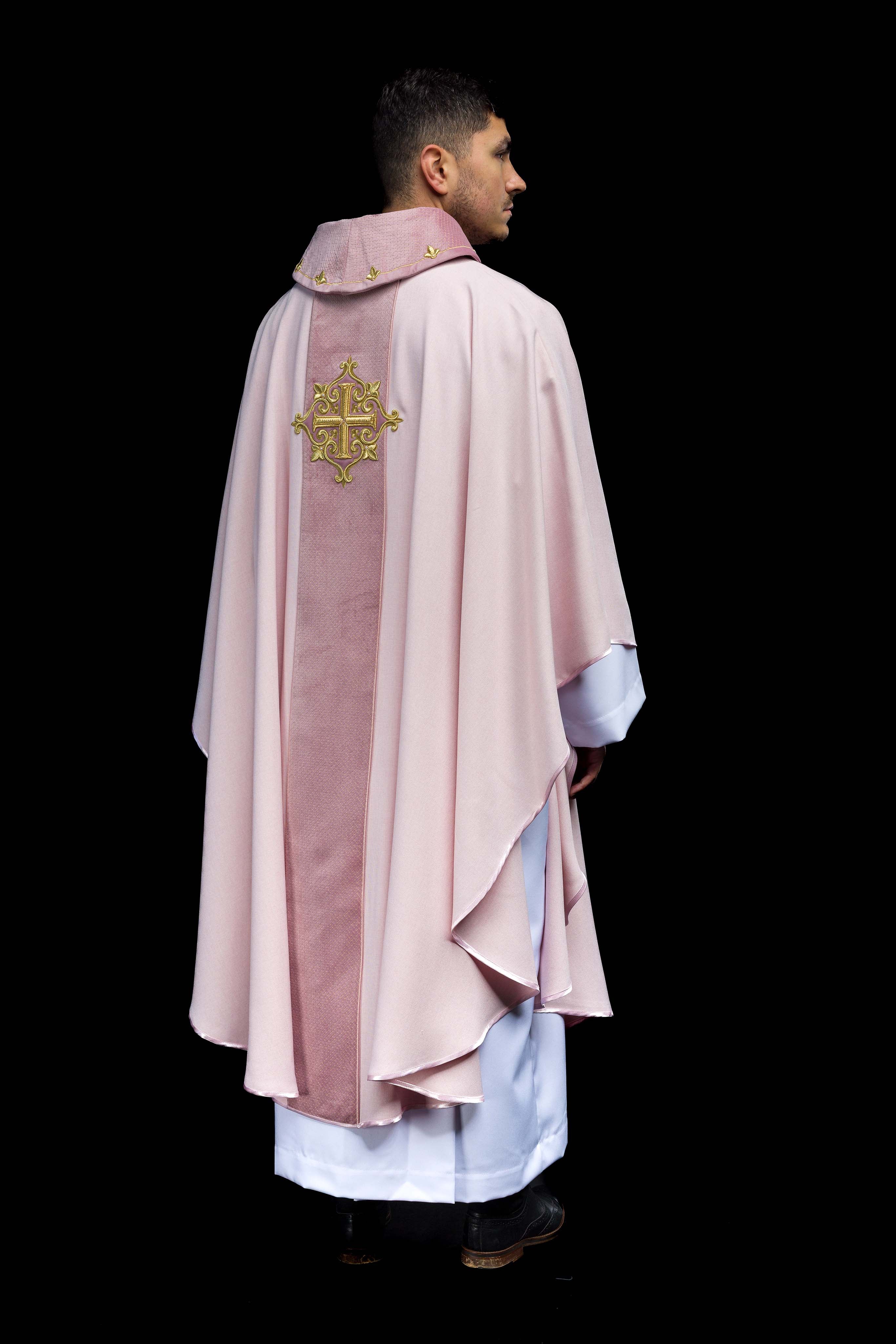 Casulla rosa con galón terciopelo ricamente bordado Cruz