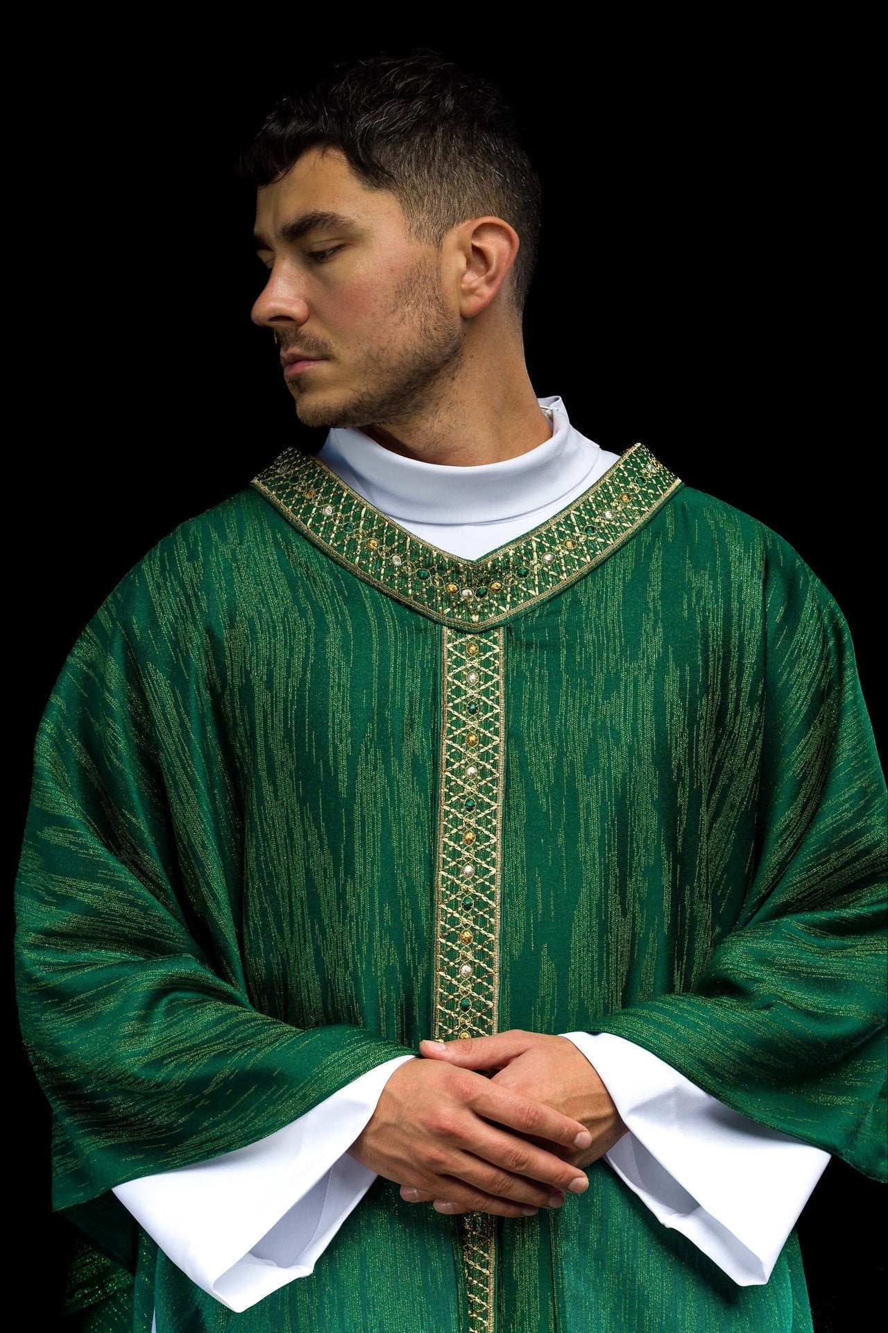 Casulla verde con galón y cuello bordados