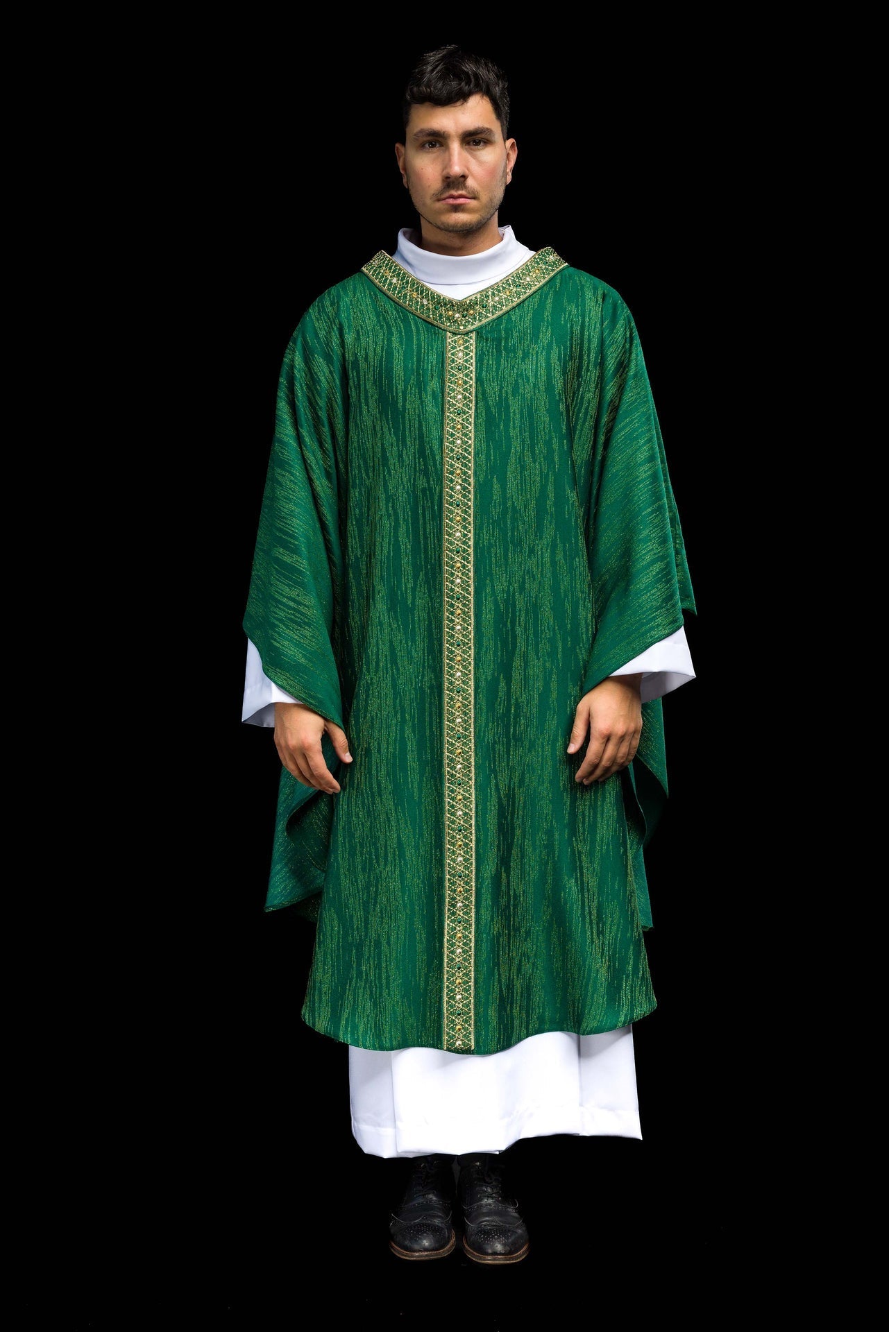 Casulla verde con galón y cuello bordados