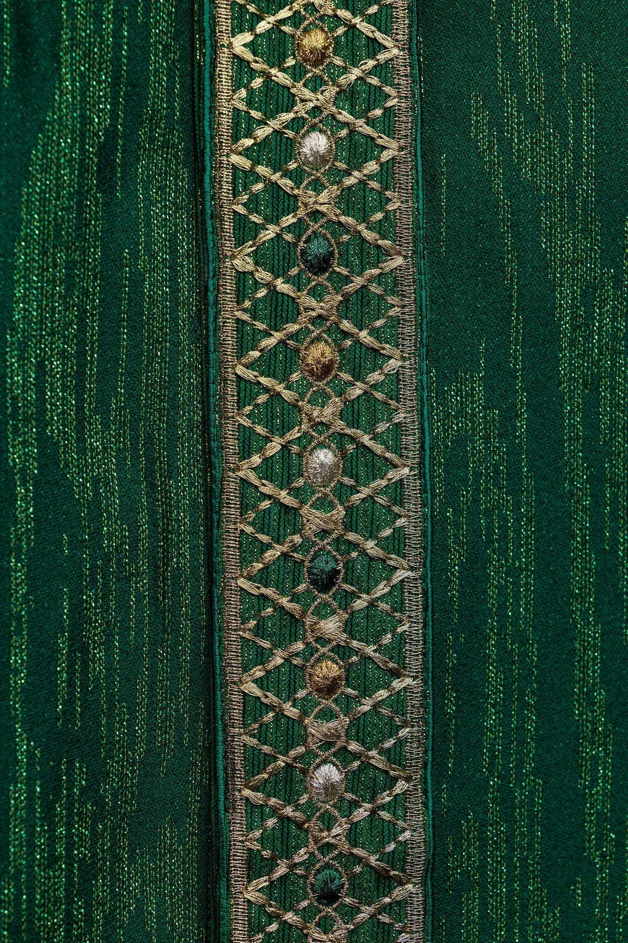 Casulla verde con galón y cuello bordados