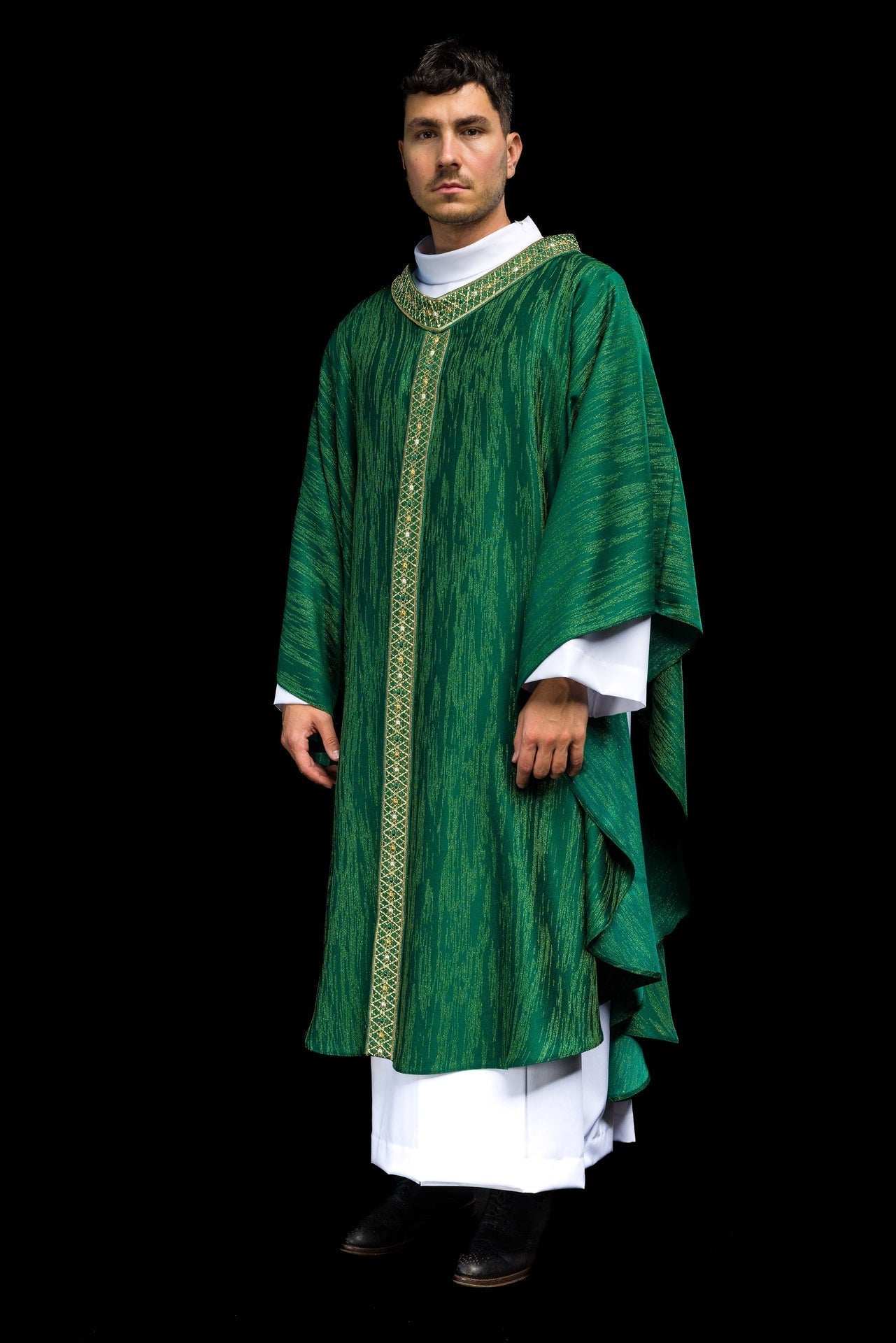 Casulla verde con galón y cuello bordados