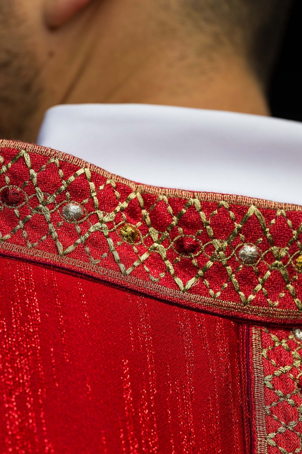 Casulla roja con galón y cuello bordados
