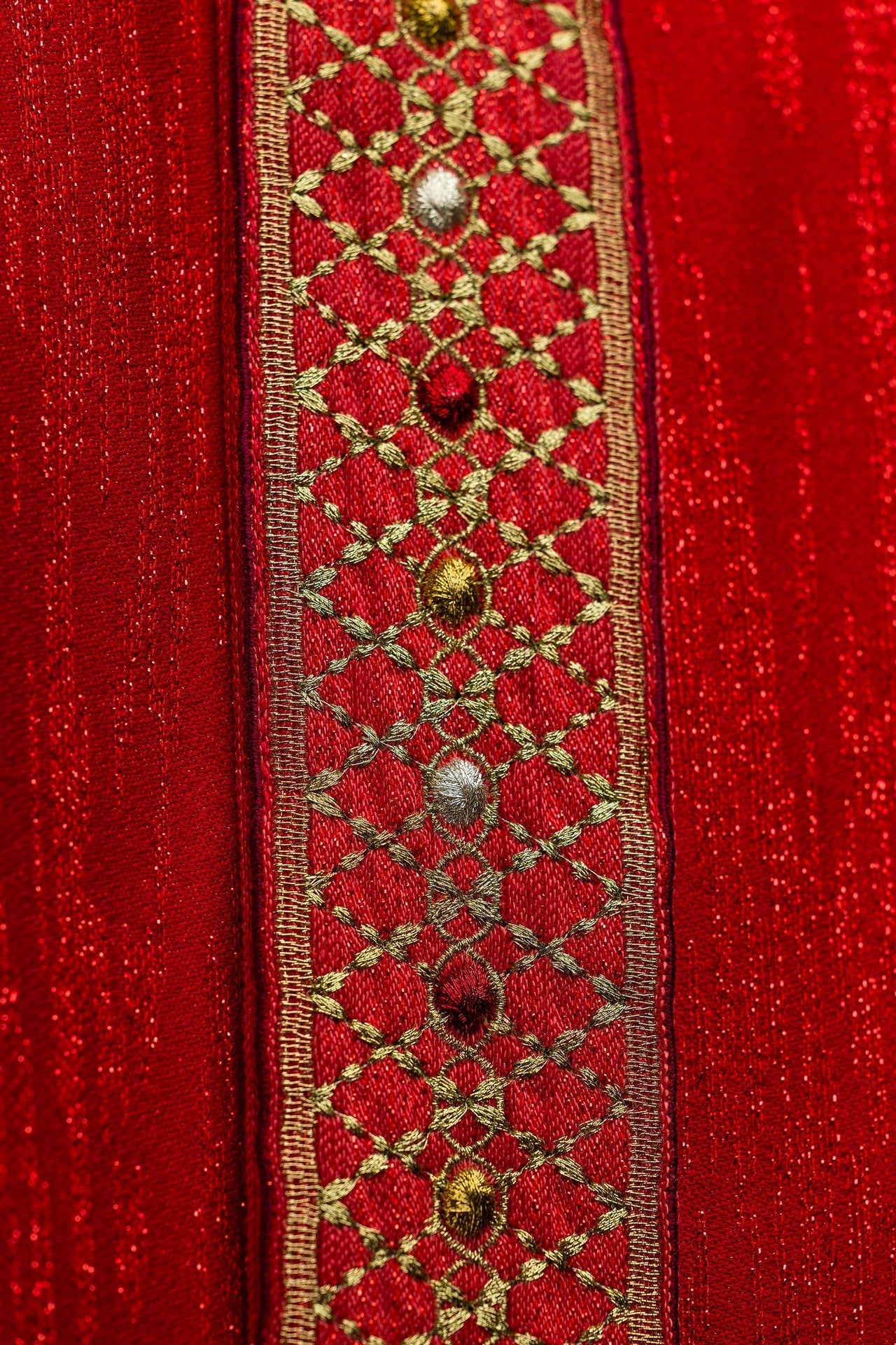 Casulla roja con galón y cuello bordados