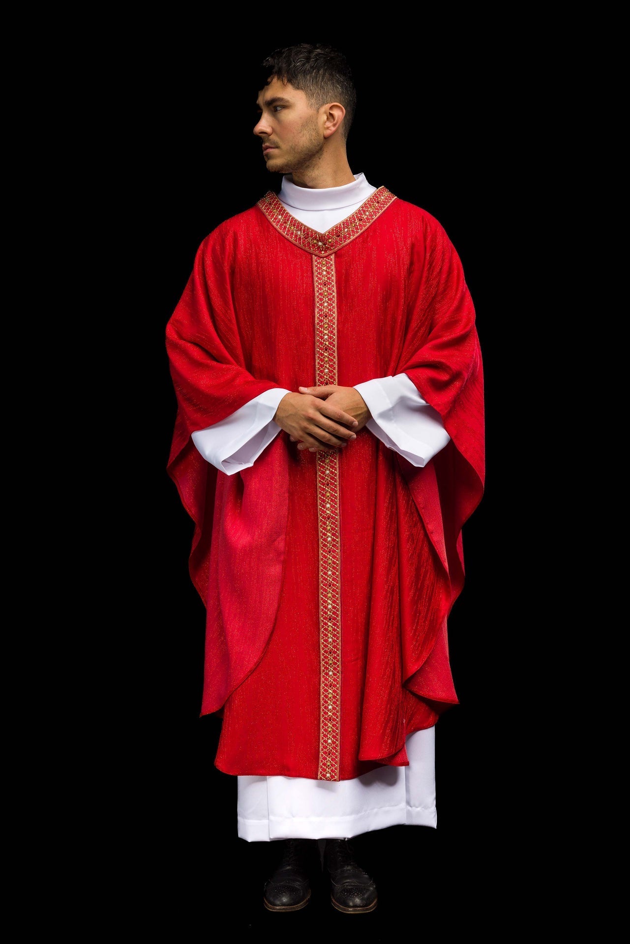 Casulla roja con galón y cuello bordados