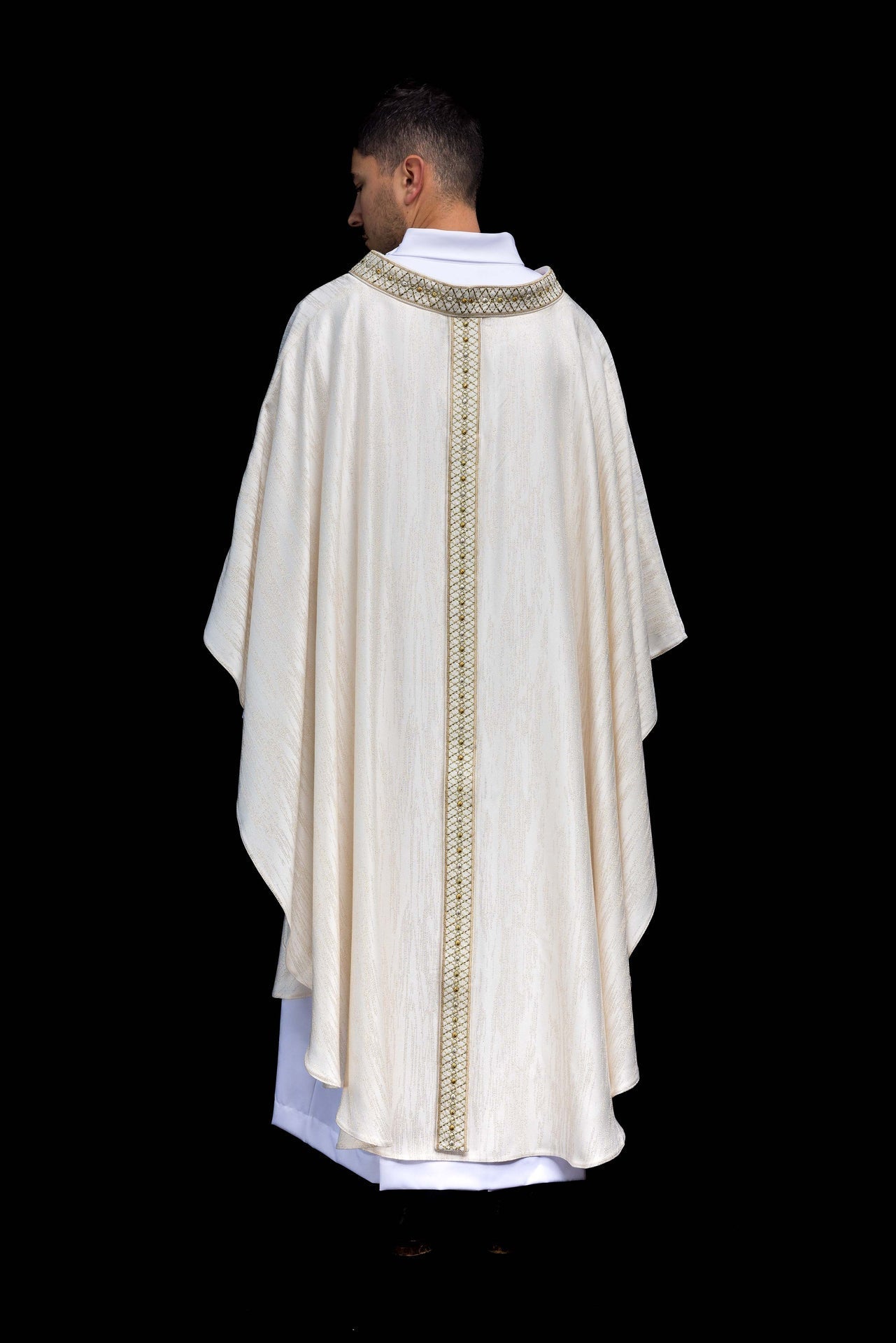 Casulla blanca con galón y cuello bordados