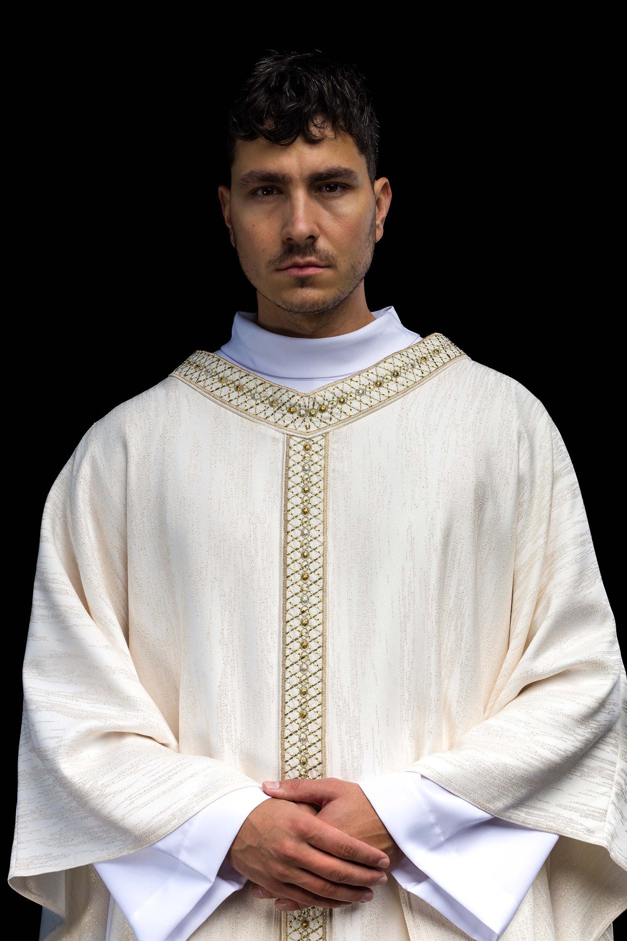 Casulla blanca con galón y cuello bordados