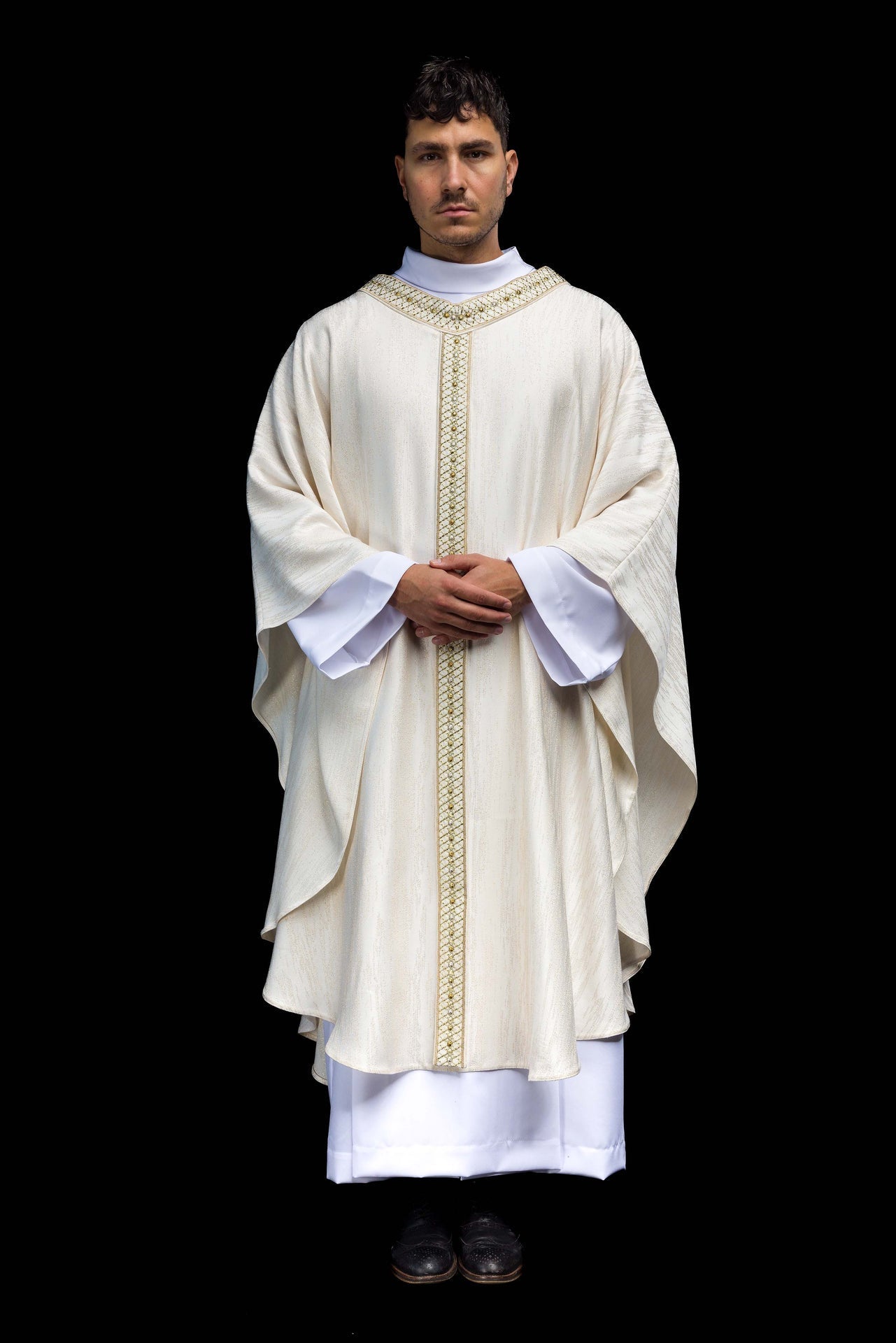 Casulla blanca con galón y cuello bordados