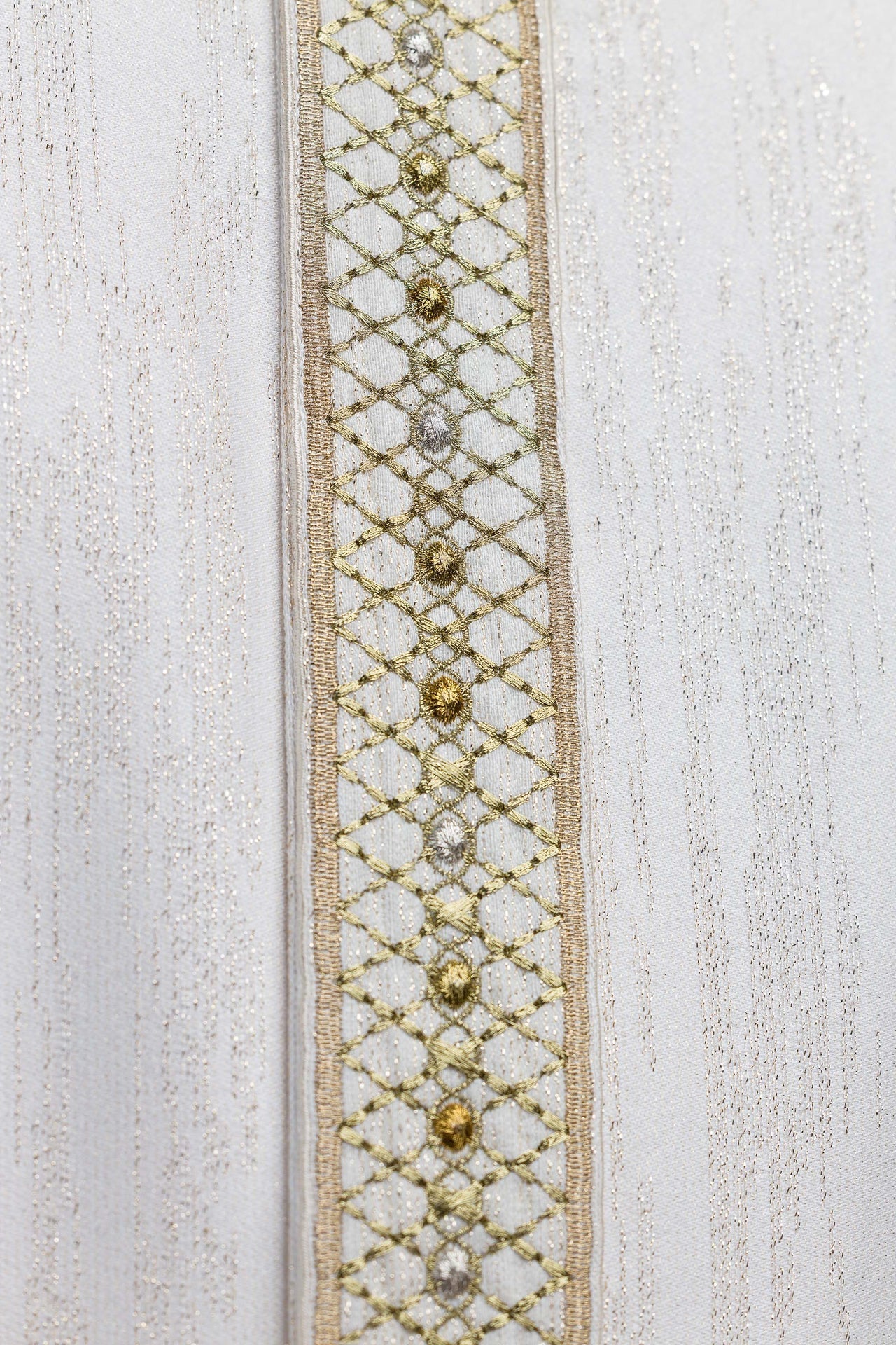 Casulla blanca con galón y cuello bordados