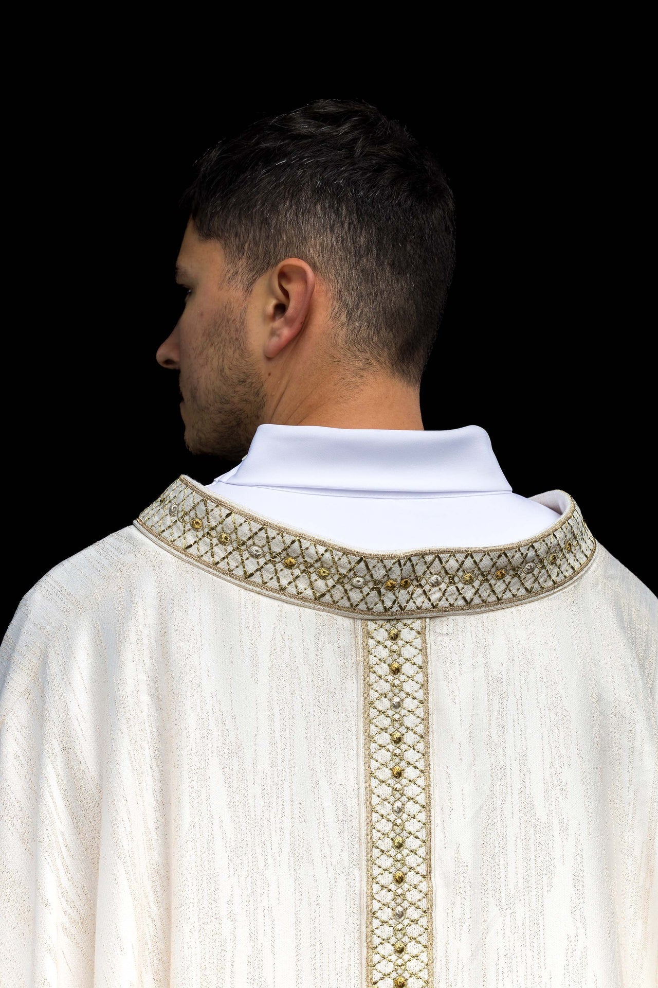 Casulla blanca con galón y cuello bordados