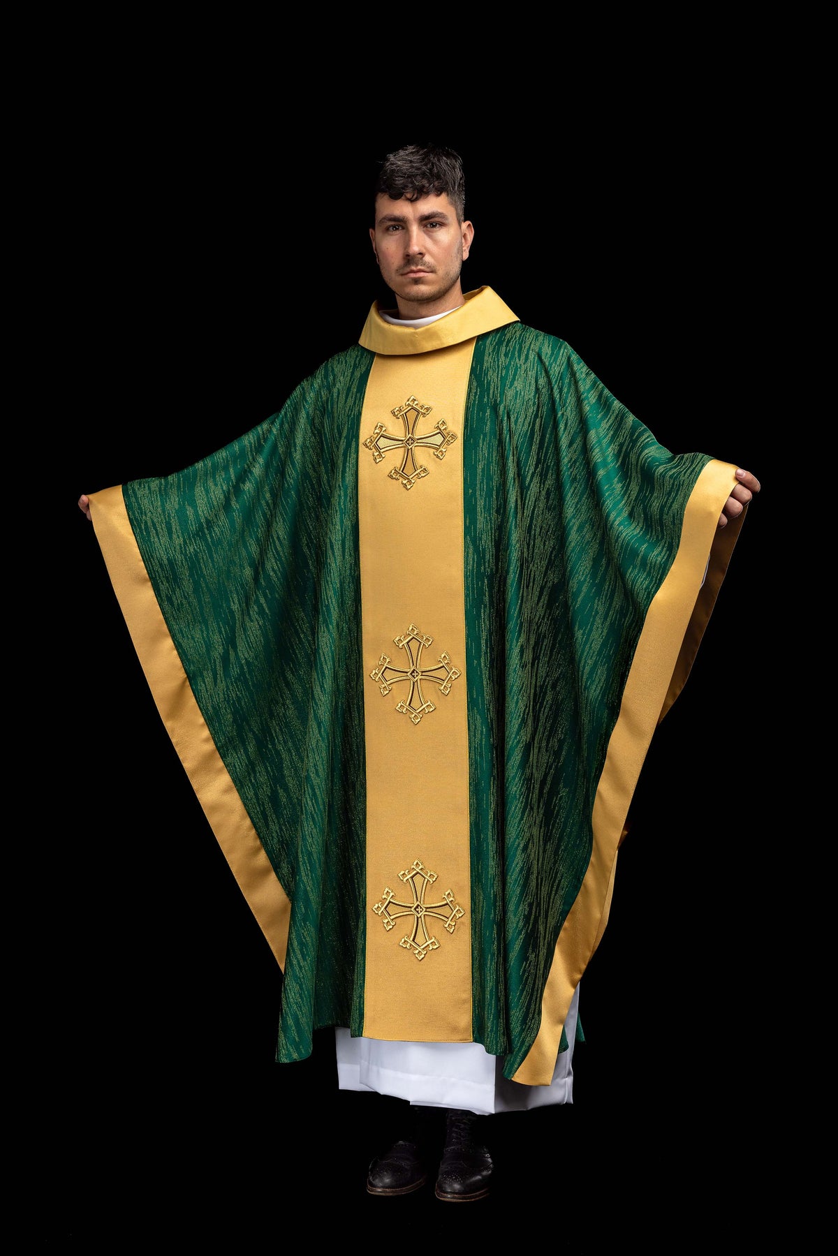 Casulla verde con motivo bordado de la cruz con banda sobre tejido decorativo