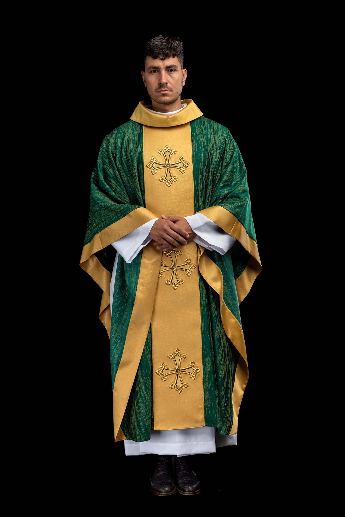 Casulla verde con motivo bordado de la cruz con banda sobre tejido decorativo