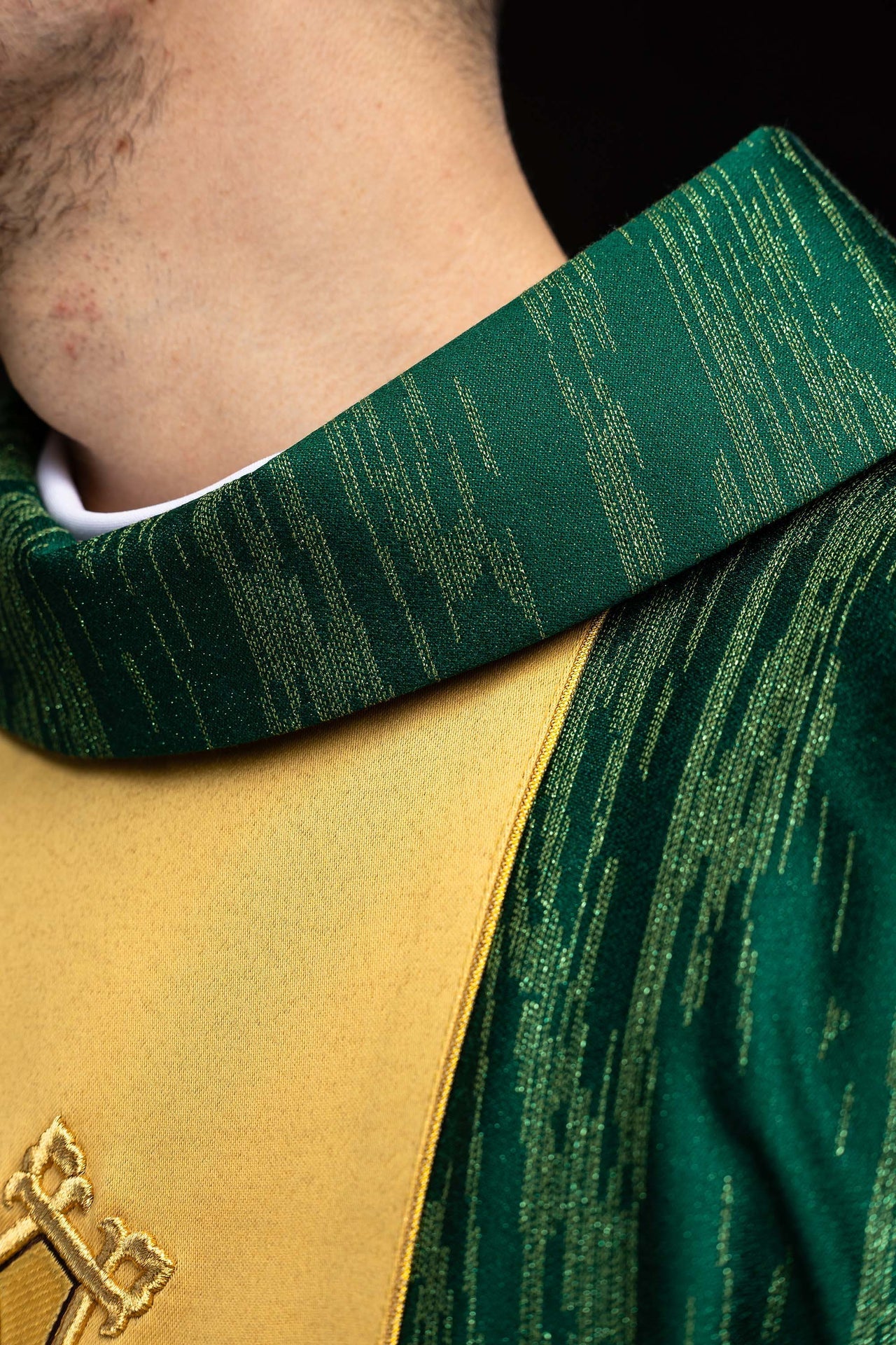 Casulla verde con motivo bordado de la cruz con banda sobre tejido decorativo