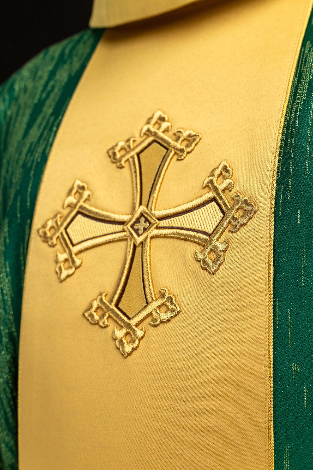 Casulla verde con motivo bordado de la cruz con banda sobre tejido decorativo