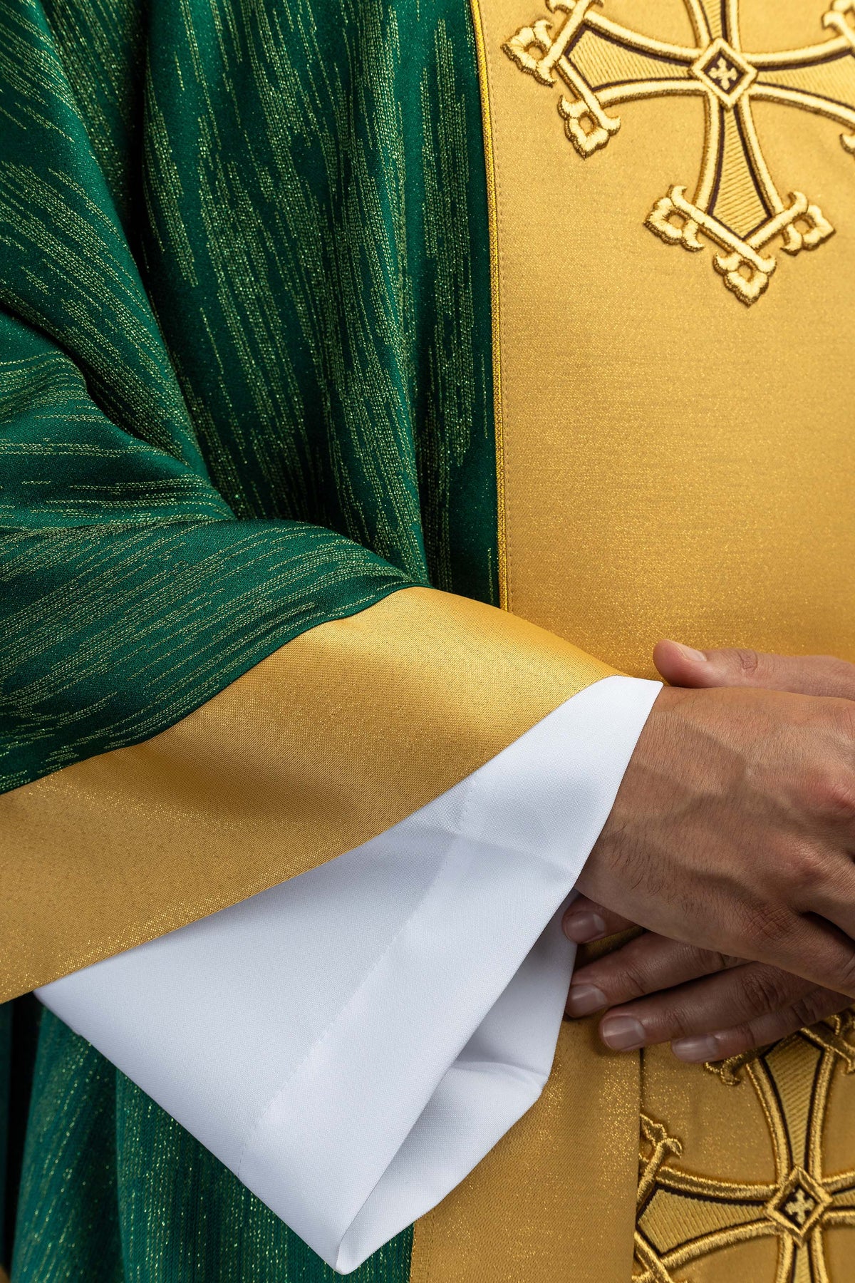 Casulla verde con motivo bordado de la cruz con banda sobre tejido decorativo