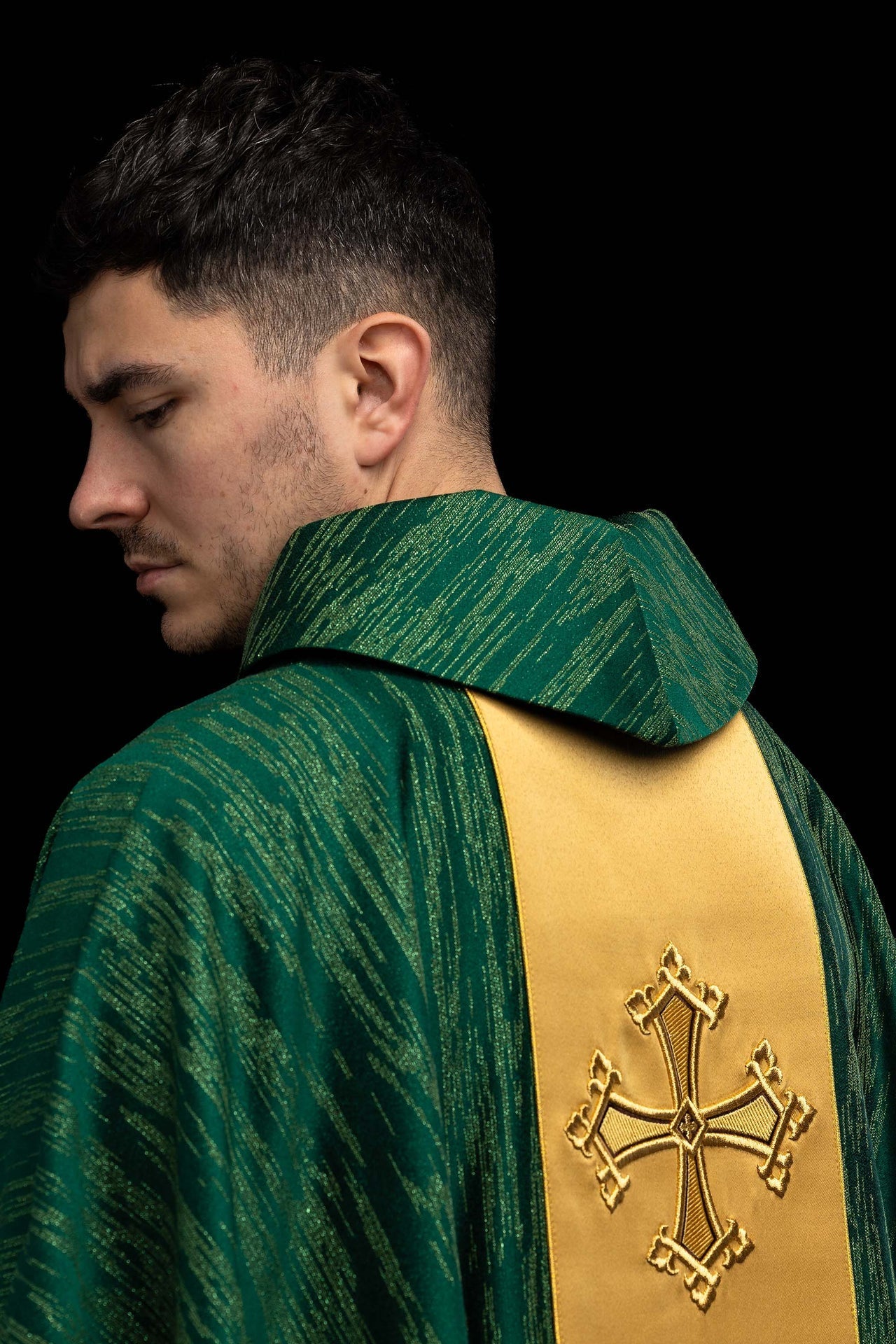Casulla verde con motivo bordado de la cruz con banda sobre tejido decorativo