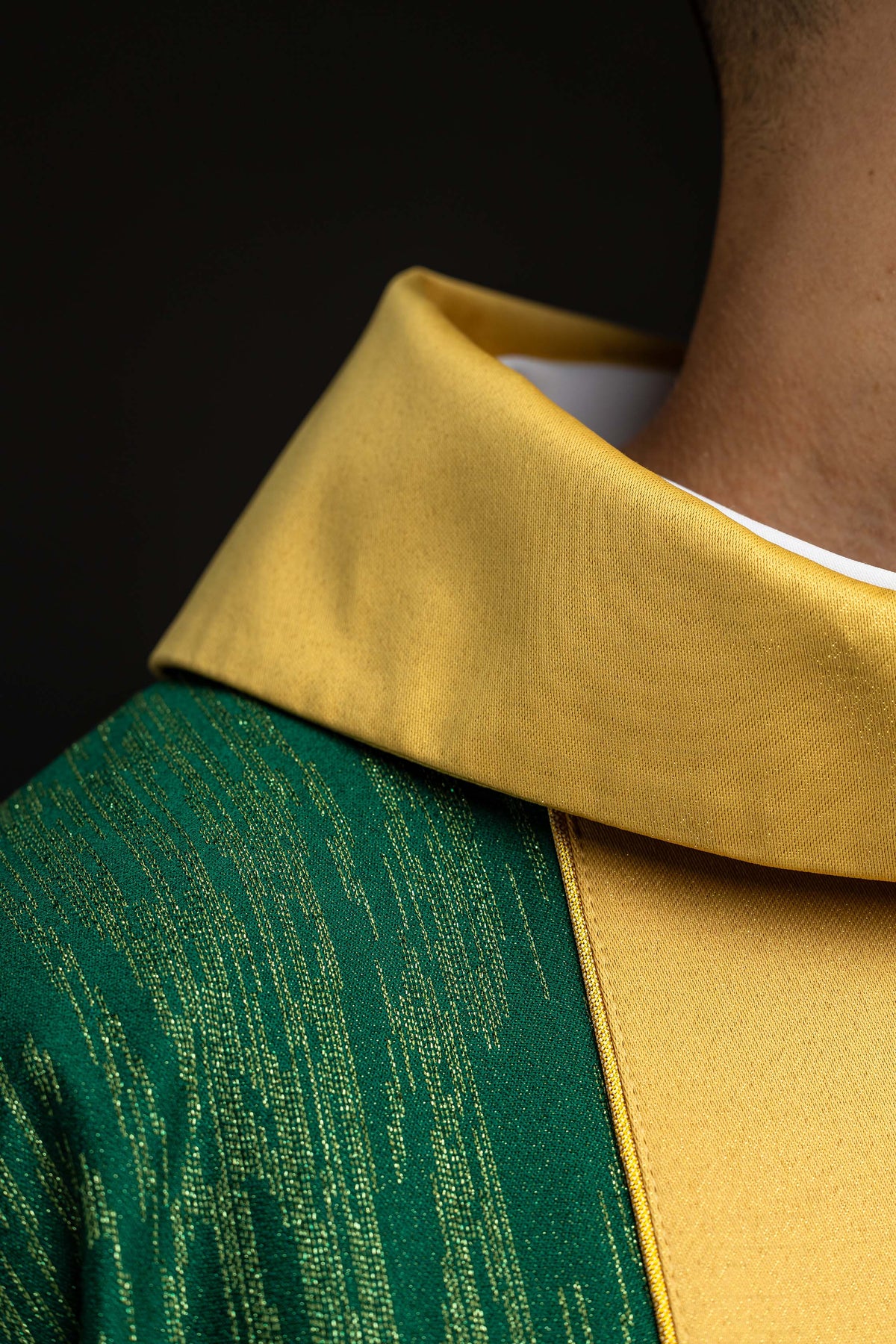 Casulla verde con motivo bordado de la cruz con banda sobre tejido decorativo