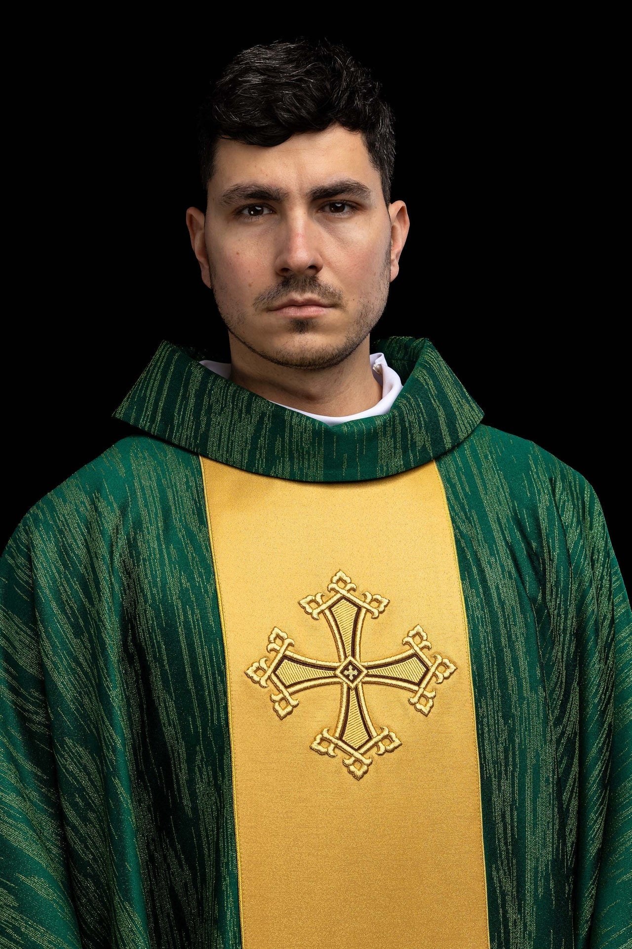 Casulla verde con motivo bordado de la cruz con banda sobre tejido decorativo