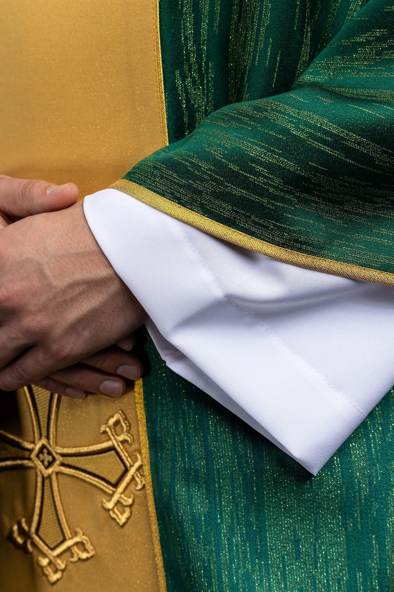 Casulla verde con motivo bordado de la cruz con banda sobre tejido decorativo