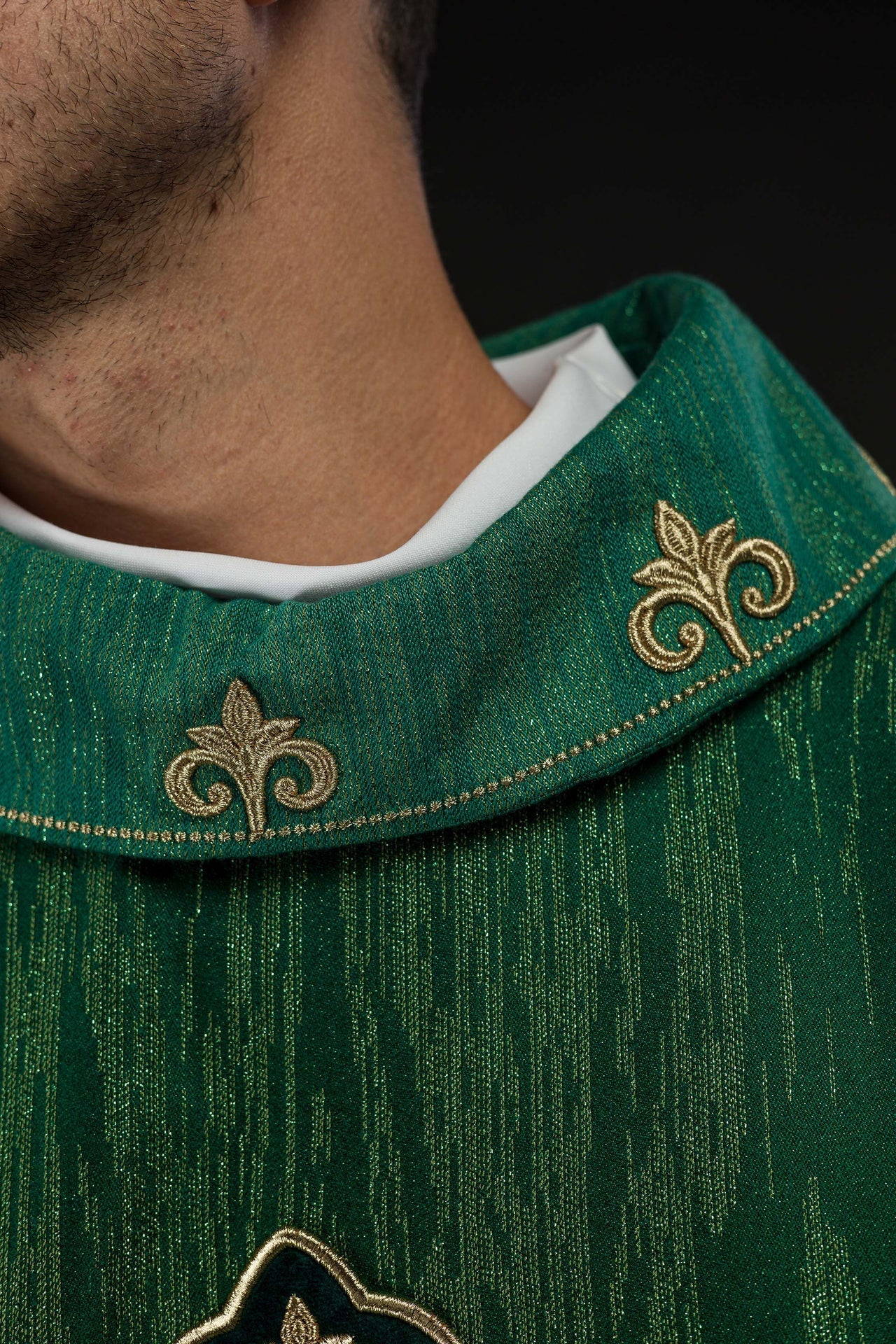 Casulla verde con motivo de cruz bordado sobre tela decorativa