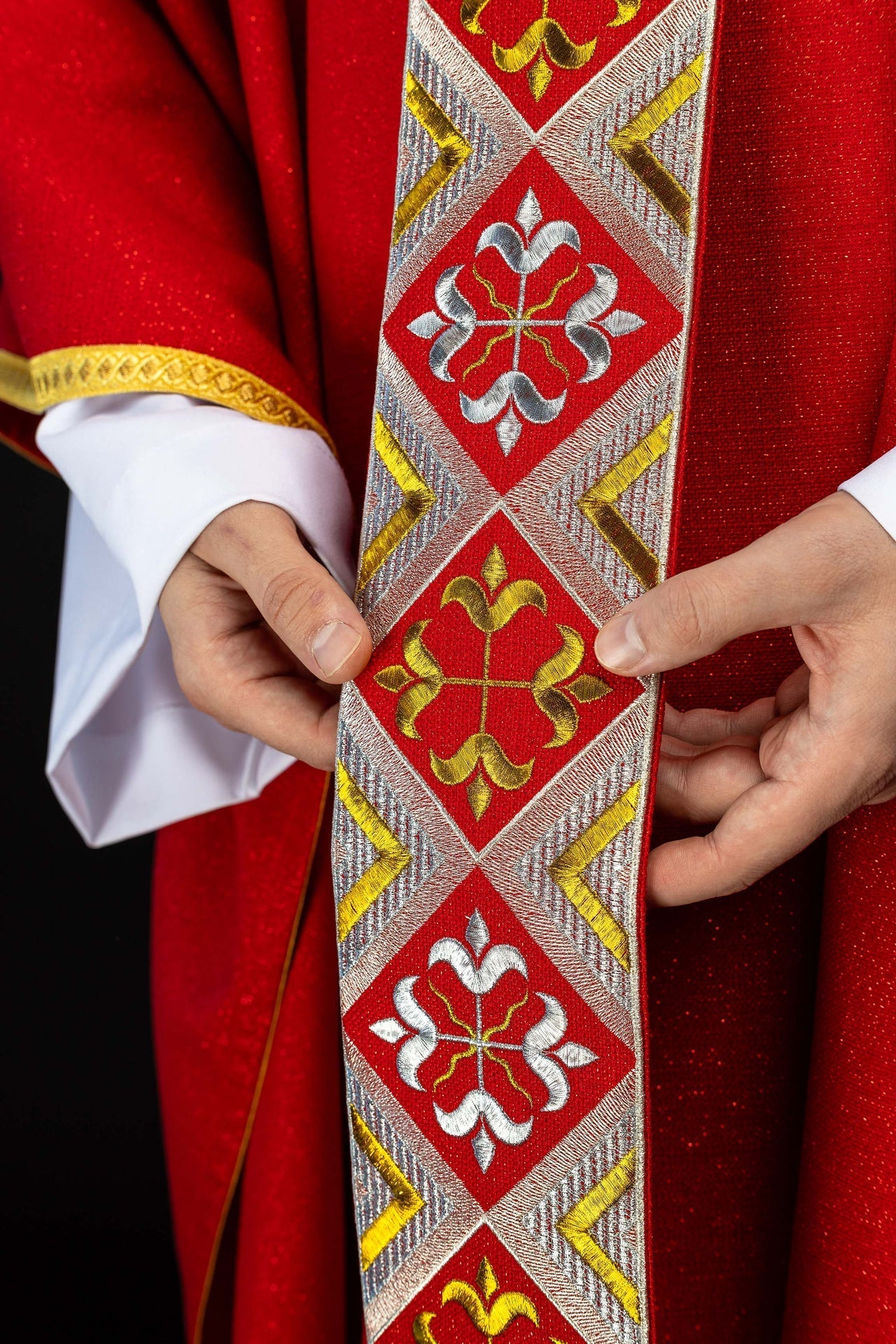 Cíngulo bordado para casulla incluido en el conjunto con la casulla color rojo