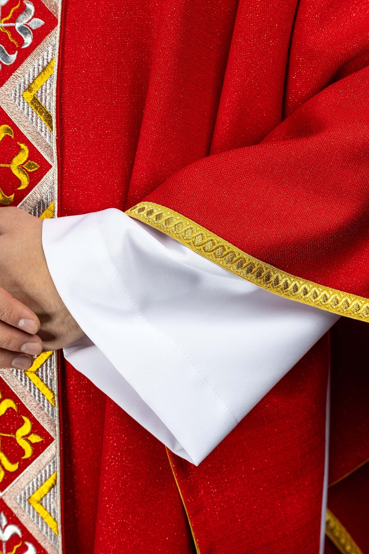 Cíngulo bordado para casulla incluido en el conjunto con la casulla color rojo