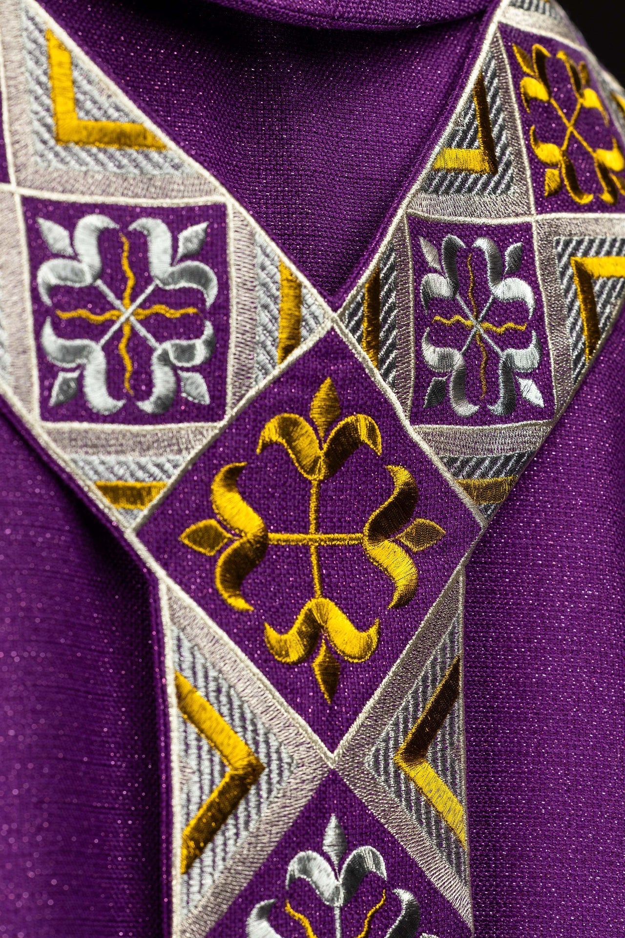Cíngulo bordado para casulla incluido en el conjunto con la casulla color violeta